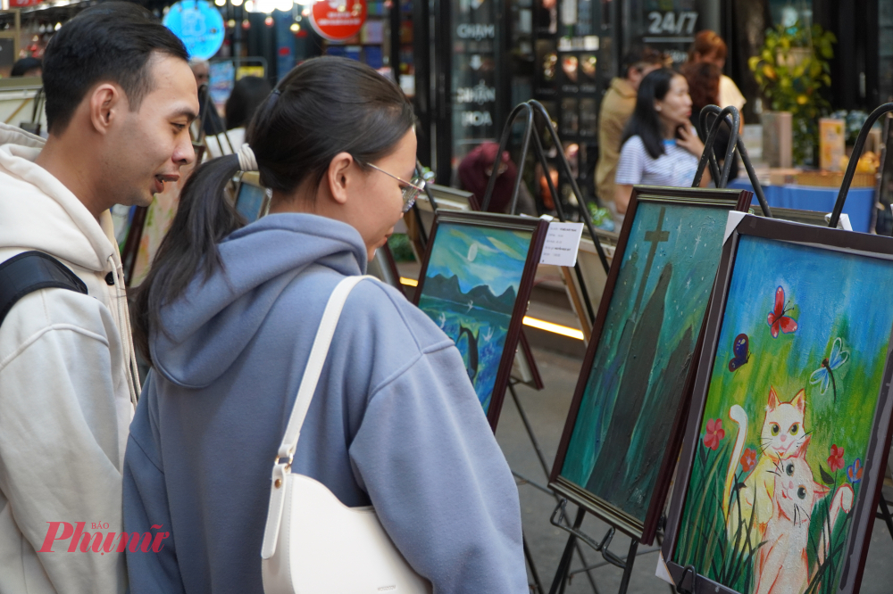 Triển lãm thu hút bạn trẻ tham quan và tìm hiểu các tác phẩm hội họa