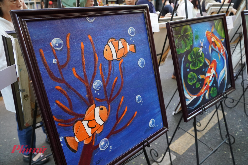 Các tác phẩm tại triển lãm khai thác những đề tài quen thuộc trong đời sống, thiên nhiên và sinh hoạt thường ngày.