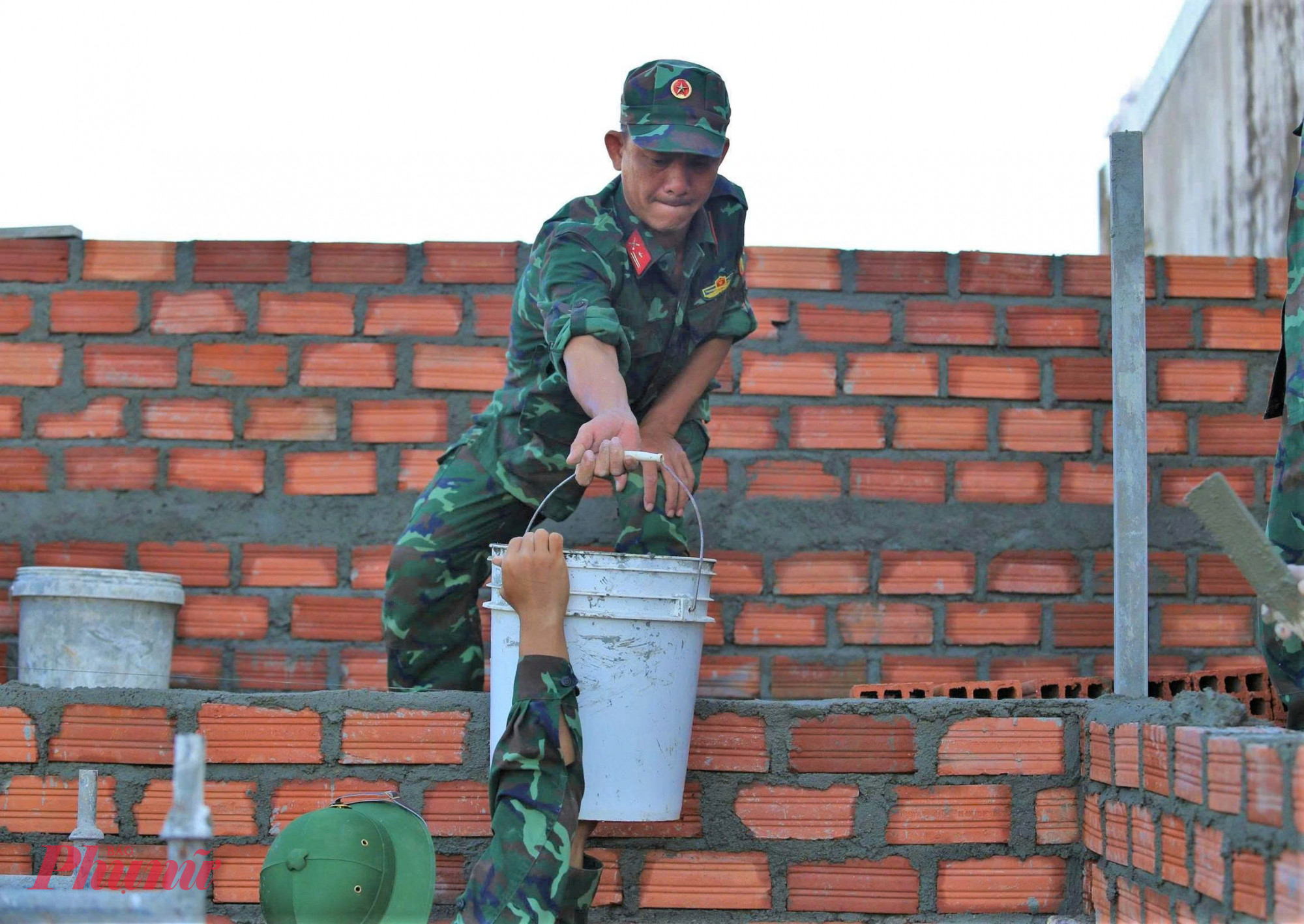  Bằng quyết tâm và nỗ lực không ngơi nghỉ của cán bộ, chiến sĩ, từng bức tường vững chãi dần được dựng lên, mang theo hy vọng về những mái ấm mới cho người dân bị ảnh hưởng bởi thiên tai.