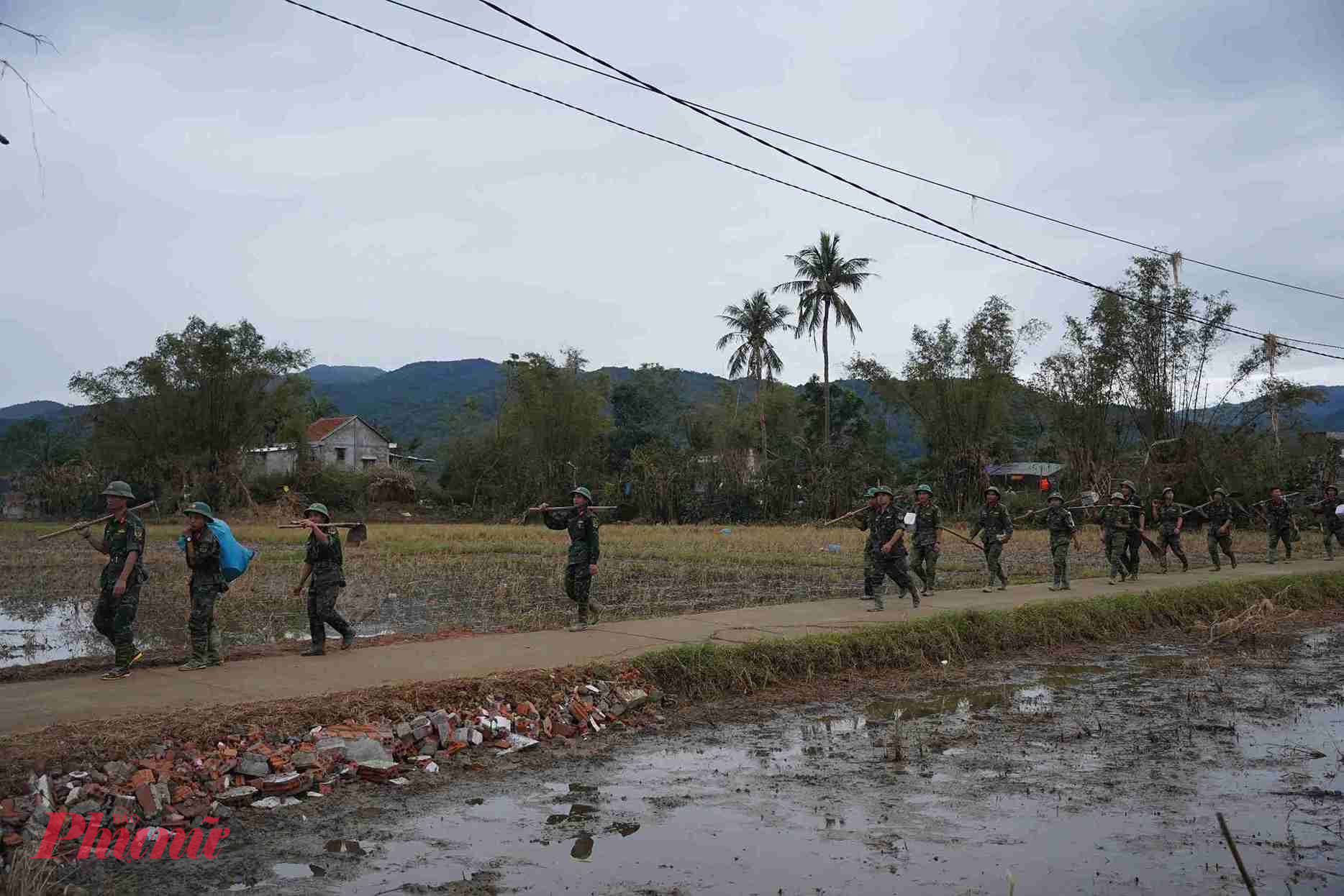 Mỗi ngày, vùng rốn lũ xã Hòa Thịnh (tỉnh Đắk Lắk) như “thức” dậy mỗi sớm bởi những bước chân bộ đội dồn dập trên con đường. 