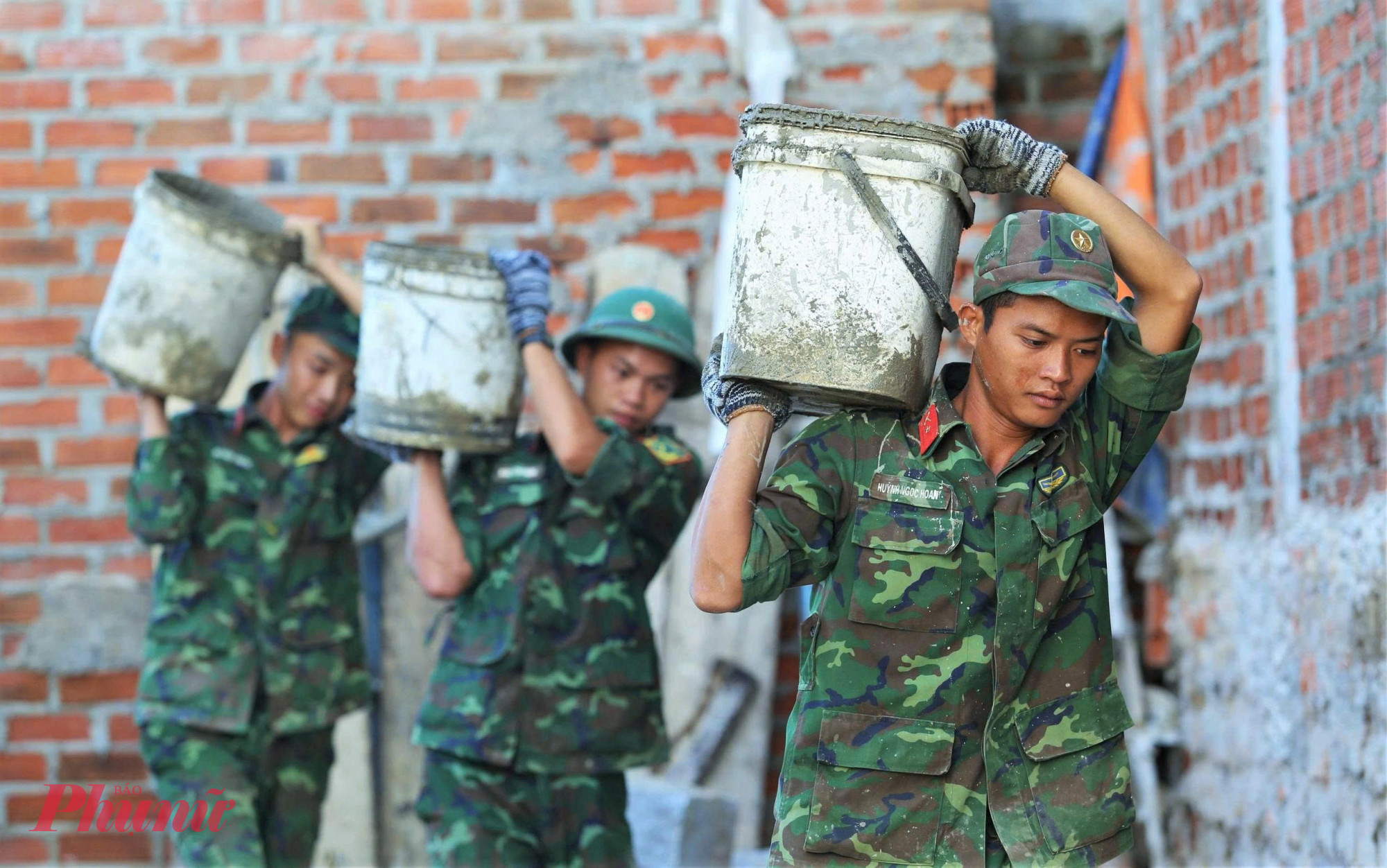  Tại thôn Lộc Hạ (xã Tuy Phước, tỉnh Gia Lai), Chiến dịch Quang Trung cũng đang được triển khai khẩn trương, mang theo nhịp lao động hối hả và quyết tâm giúp người dân sớm ổn định cuộc sống sau mưa lũ - Ảnh: Tuệ Lâm.