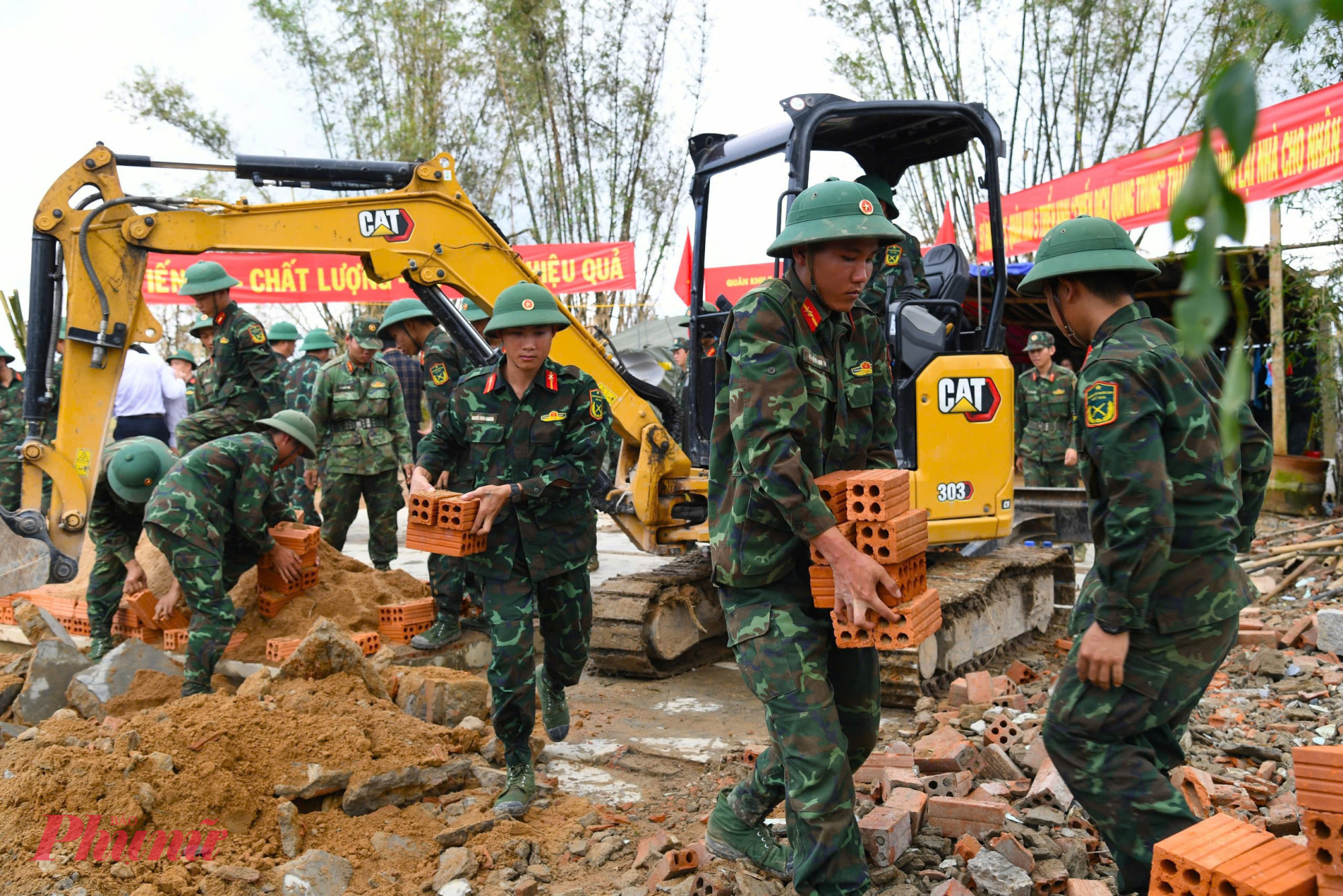 Những ngày này, tại các xã phía Đông tỉnh Đắk Lắk, “Chiến dịch Quang Trung” vang lên khắp các vùng quê vừa đi qua trận lũ dữ - Ảnh: P.L.