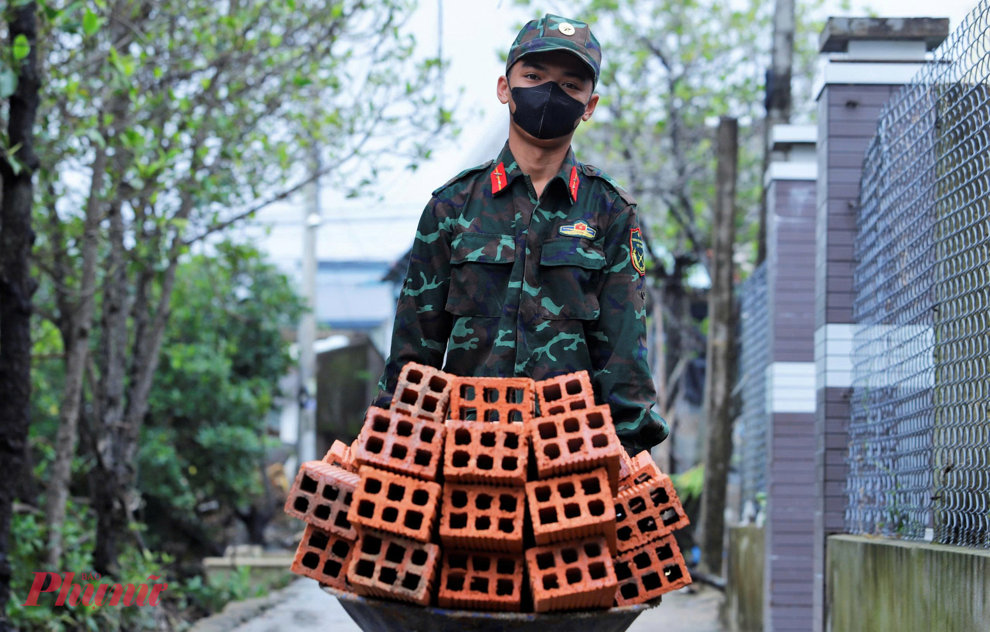  Chiến sĩ bộ đội cần mẫn vận chuyển từng xe gạch, tiếp sức cho công việc dựng nhà sau thiên tai.