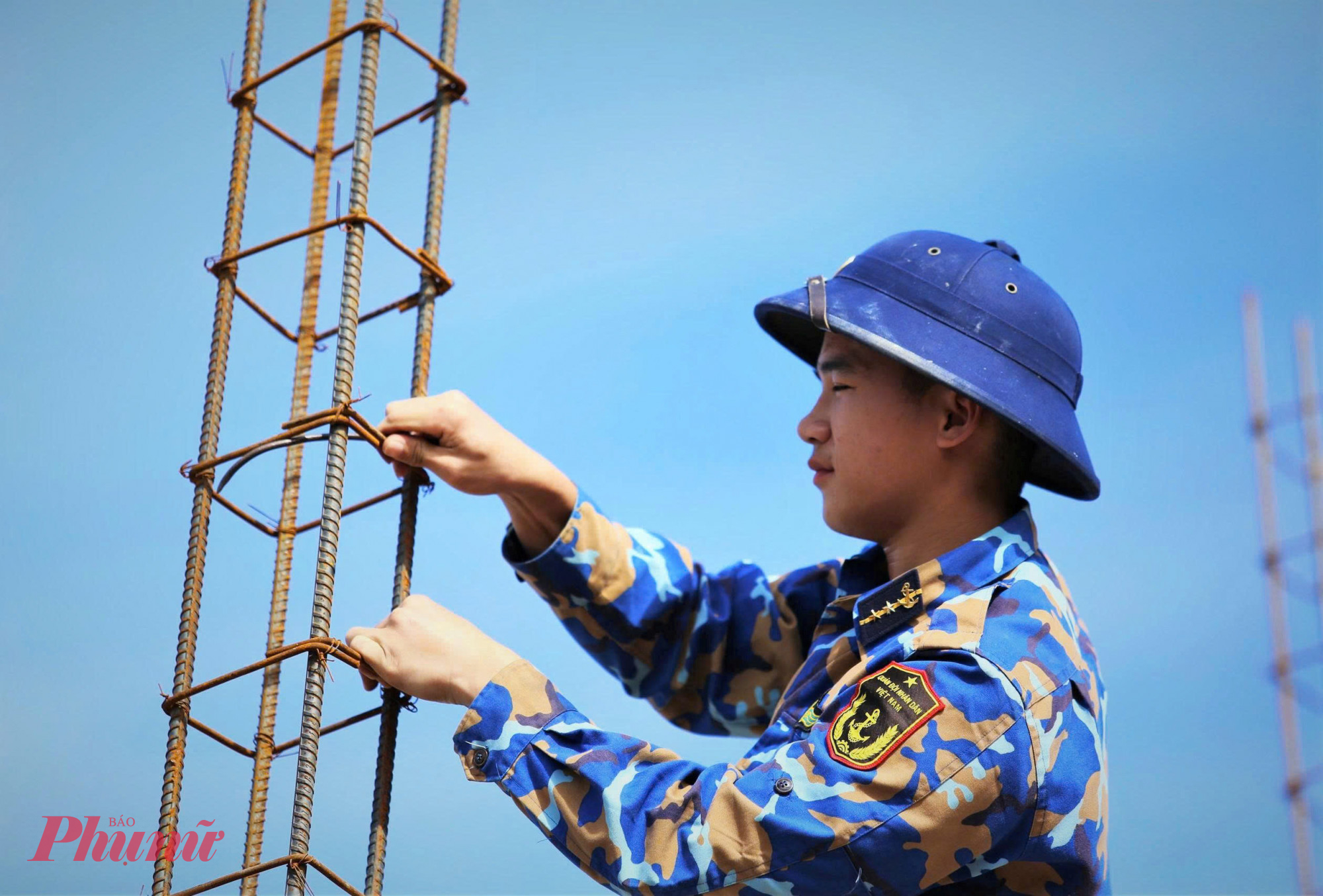  Những khung sắt lần lượt được dựng lên, bảo đảm sự vững chãi cho công trình - Ảnh: Tuệ Lâm.