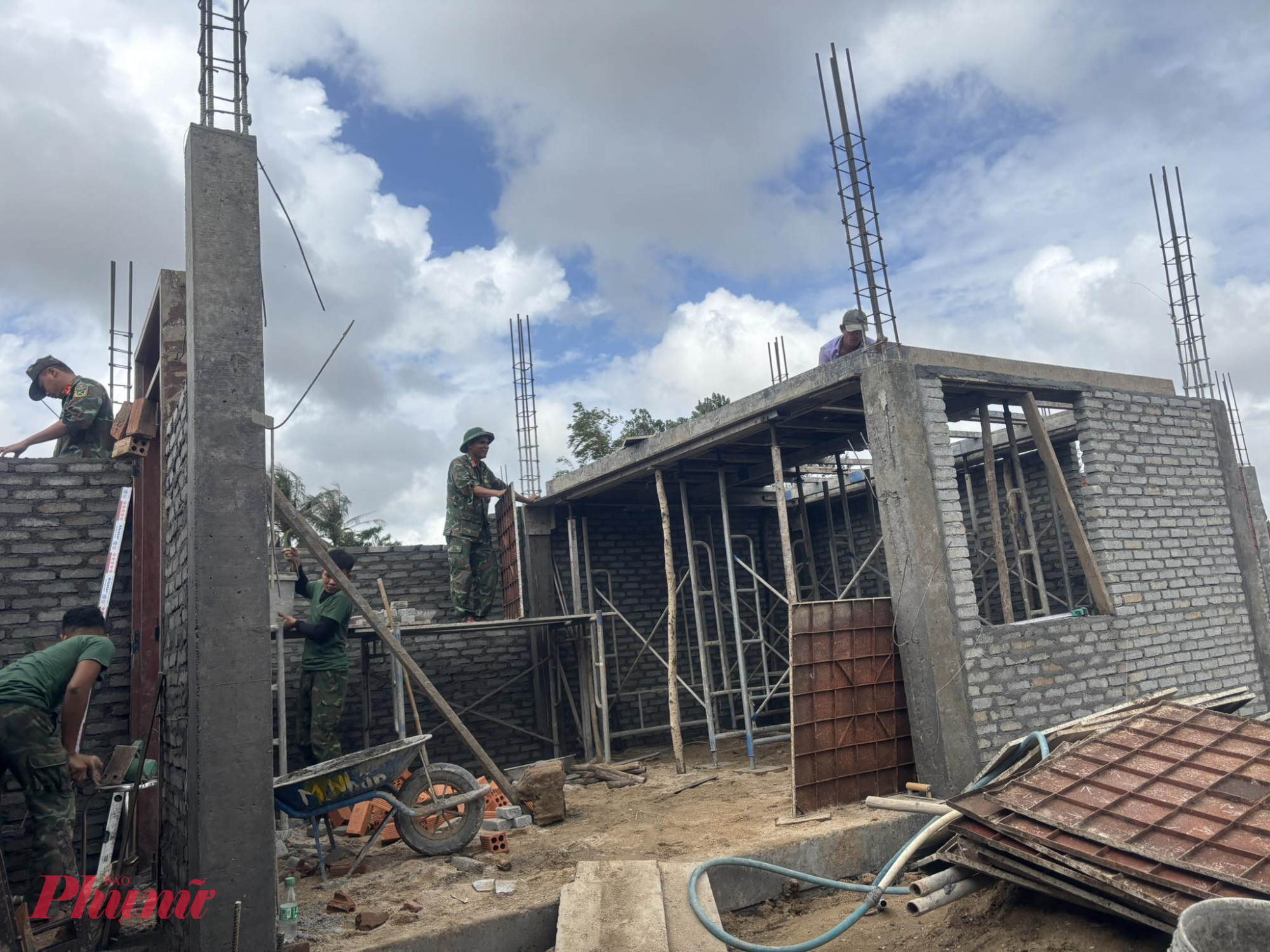  Từ đống đổ nát sau những ngày mưa lũ, với sự chung tay và quyết tâm cao độ của các lực lượng cùng toàn dân, những ngôi nhà mới vững chãi đang từng ngày hiện hữu.