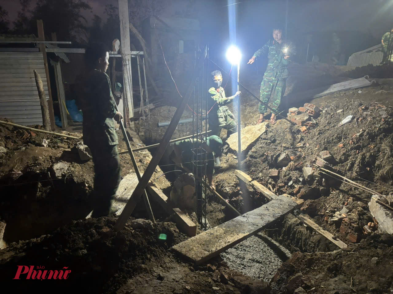 Các chiến sĩ bộ đội thắp đèn xây nhà cho người dân vùng lũ các anh vẫn chạy đua với thời gian, làm việc đến tận khuya.