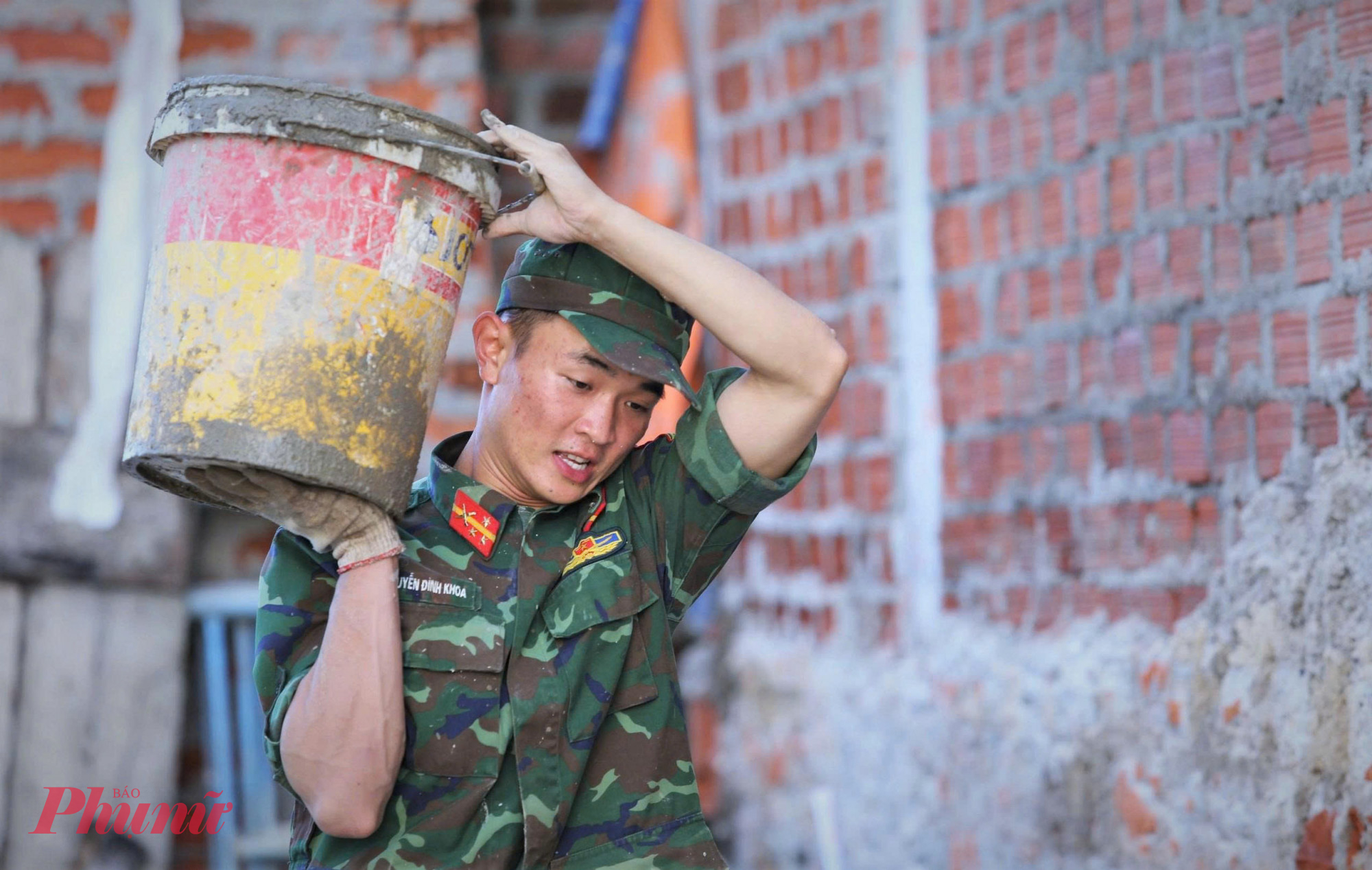  Công việc nặng nhọc, vất vả không làm lùi bước những người lính; trong ánh mắt họ vẫn ánh lên quyết tâm bền bỉ.