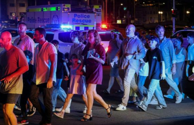 Người dân hoảng loạn chạy khỏi hiện trường