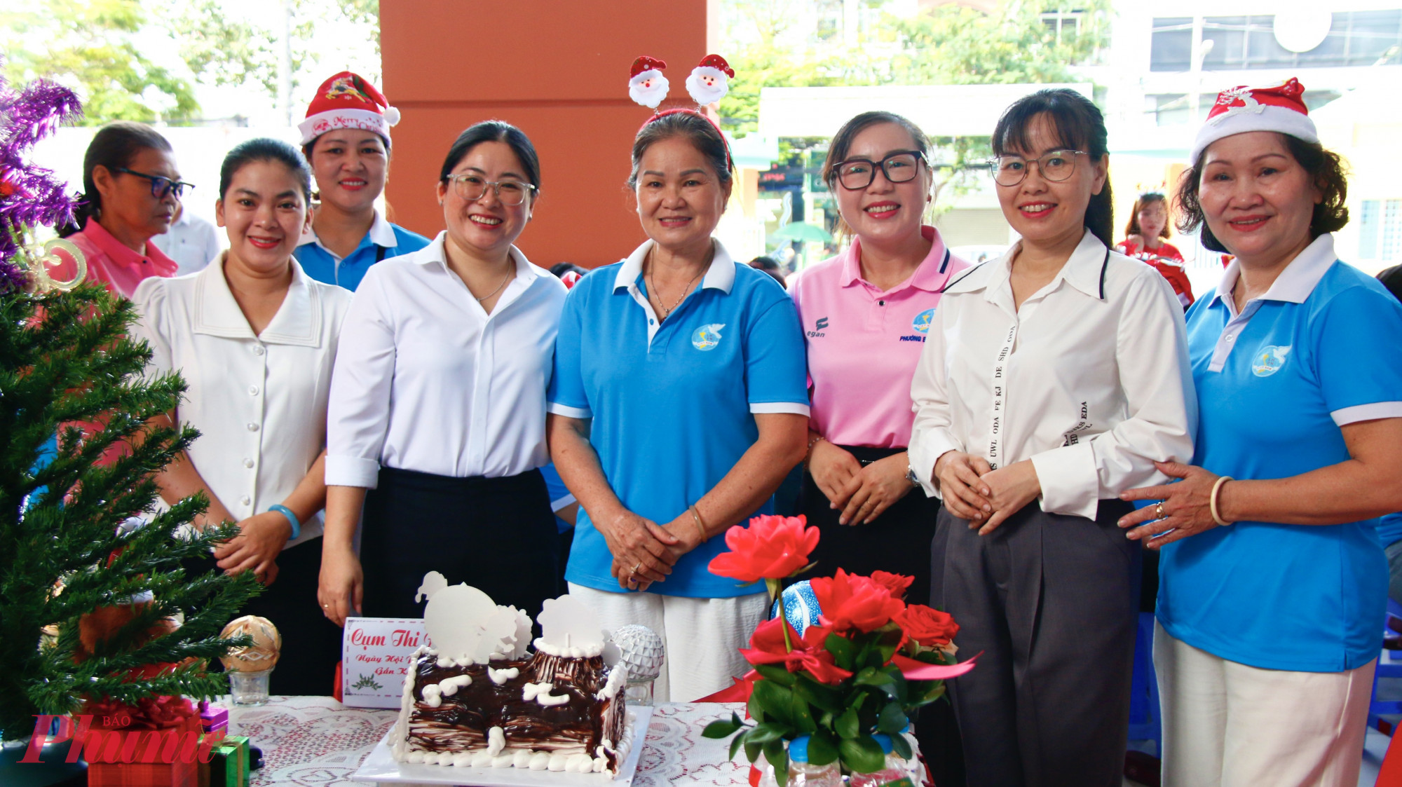 Lãnh đạo phường Bảy Hiền chụp ảnh lưu niệm cùng các đội thi