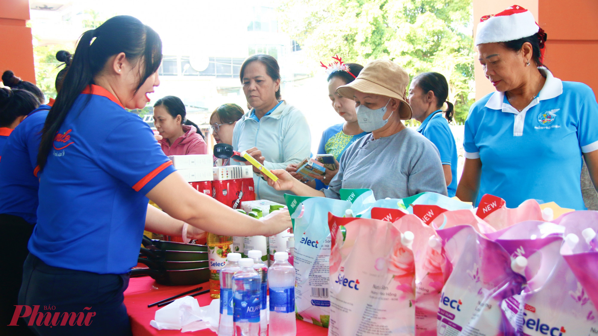 Bà Đinh Thị Phương Lan (53 tuổi, khu phố 4, phường Bảy Hiền) đến tham dự Ngày hội với tâm trạng háo hức. Là phụ nữ có đạo, hoàn cảnh gia đình còn nhiều khó khăn, bà Lan hiện nuôi mẹ già đã ngoài 80 tuổi, cả gia đình sống trong nhà thuê và chủ yếu trông chờ vào thu nhập từ công việc giao hàng của người em trai. Tham gia ngày hội, bà Lan cảm nhận rõ không khí vui tươi, rộn ràng và ấm áp nghĩa tình. Bà được nhận phần quà nhu yếu phẩm cùng phiếu mua hàng trị giá 100.000 đồng. Với bà, đó không chỉ là sự hỗ trợ vật chất, mà còn là sự quan tâm, sẻ chia đầy ấm áp, thể hiện sự đồng hành của Hội đối với những hội viên có hoàn cảnh khó khăn.