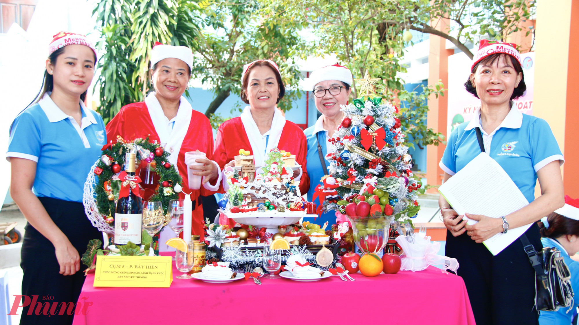 Nhiều đội thi còn đầu tư thêm trang phục để phù hợp với không khí ngày hội