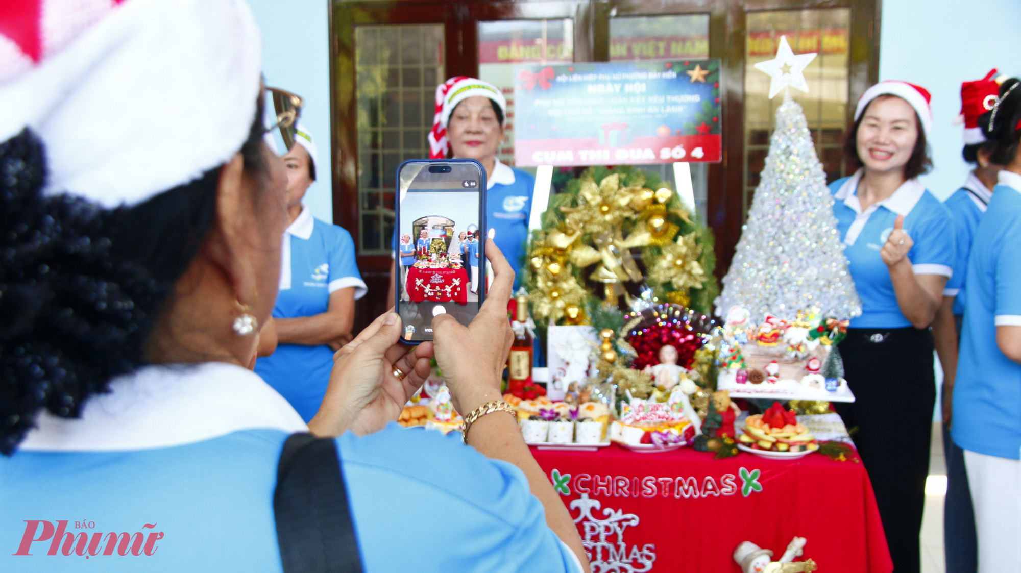 Mọi người cùng chụp ảnh, lưu lại những khoảnh khắc ấm áp