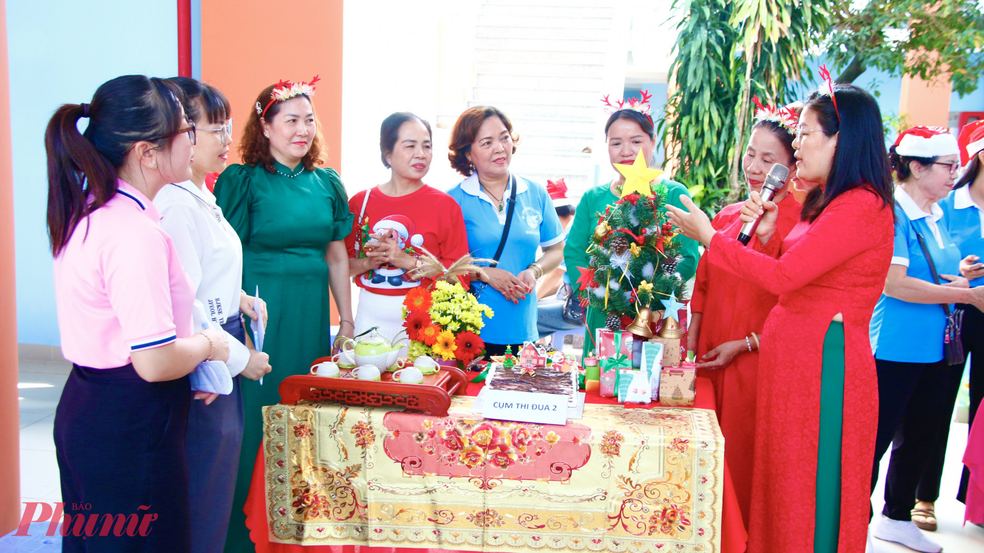 Ban giám khảo nghe phần thuyết trình và chấm điểm