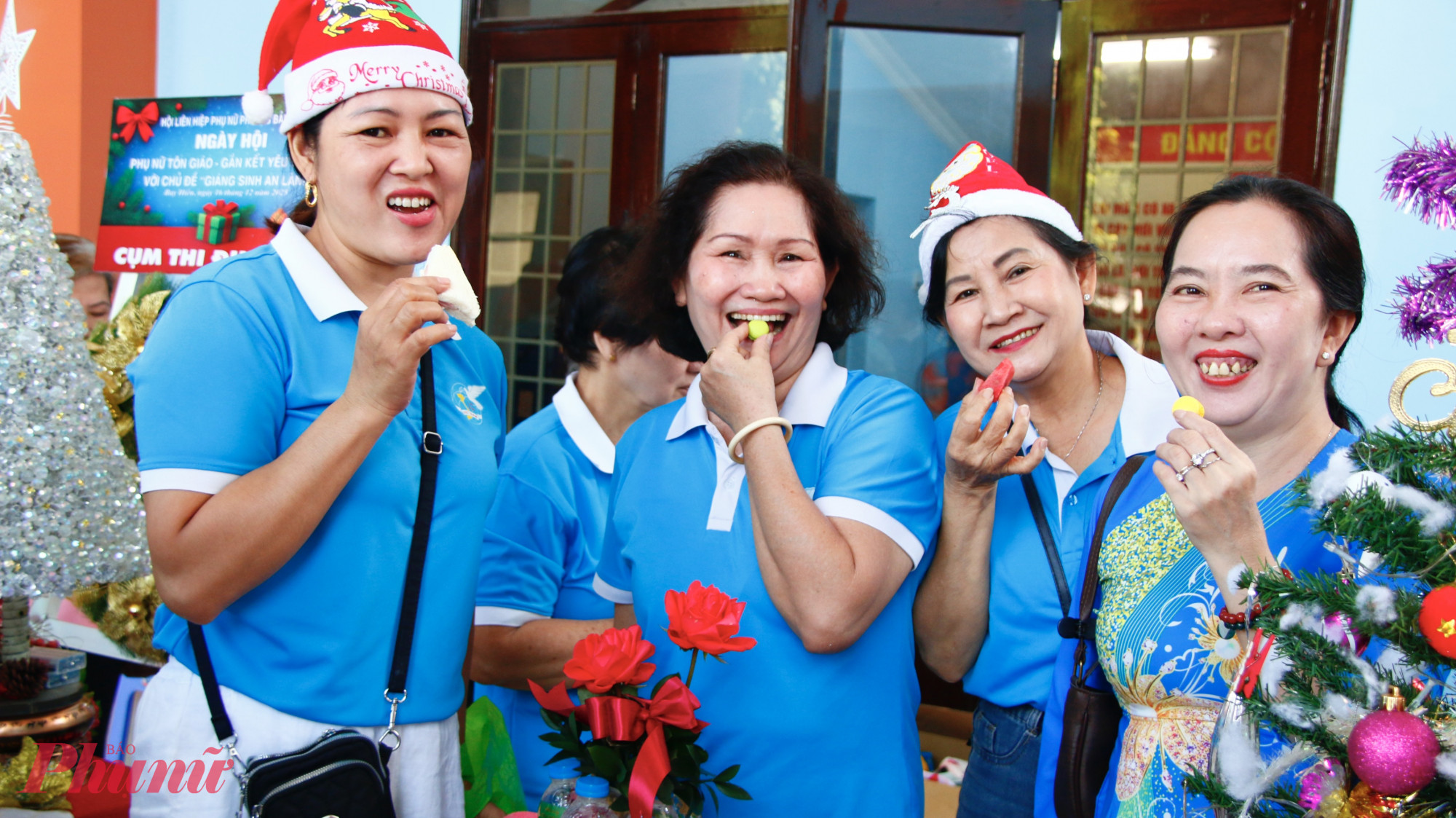 Sau phần chấm điểm, mọi người cùng thưởng thức bánh ngọt cùng nhau