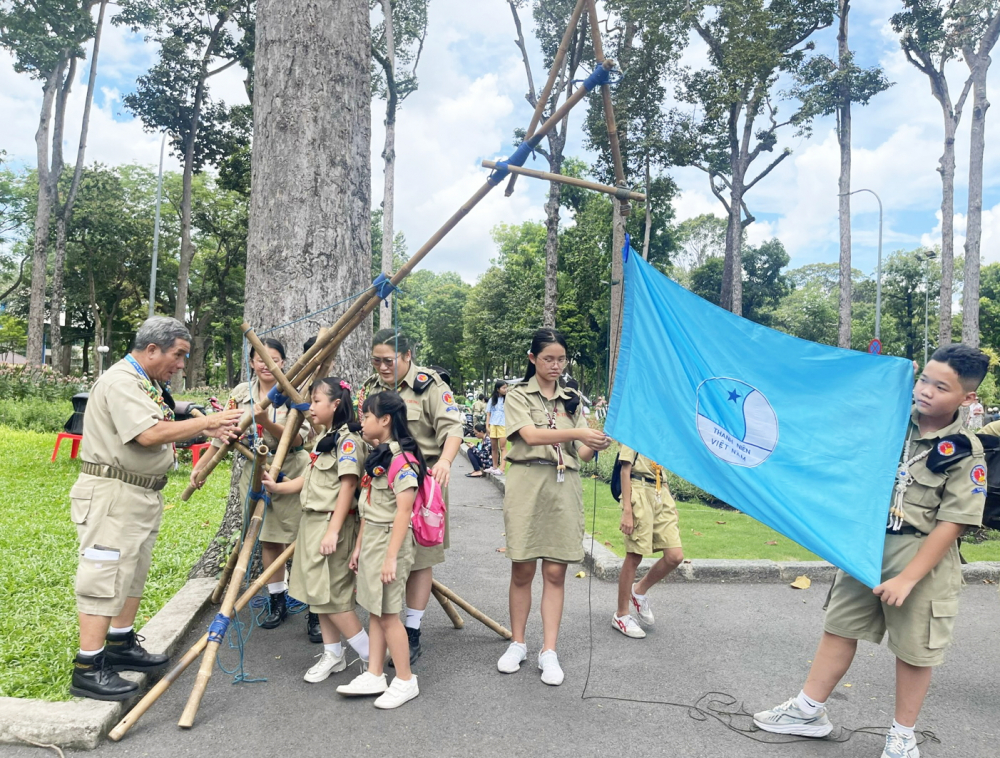 Xã hội có nhiều hoạt động giải trí lành mạnh, hấp dẫn dành cho trẻ , các em sẽ ít bị tác động từ mạng xã hội . Ảnhh: Diệu  Hiền