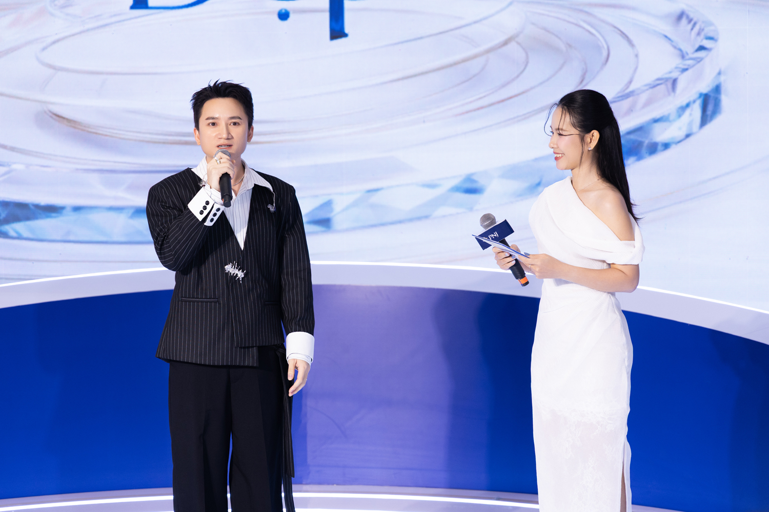 Phan Mạnh Quỳnh xuất hiện lịch lãm với vest đen tại sự kiện