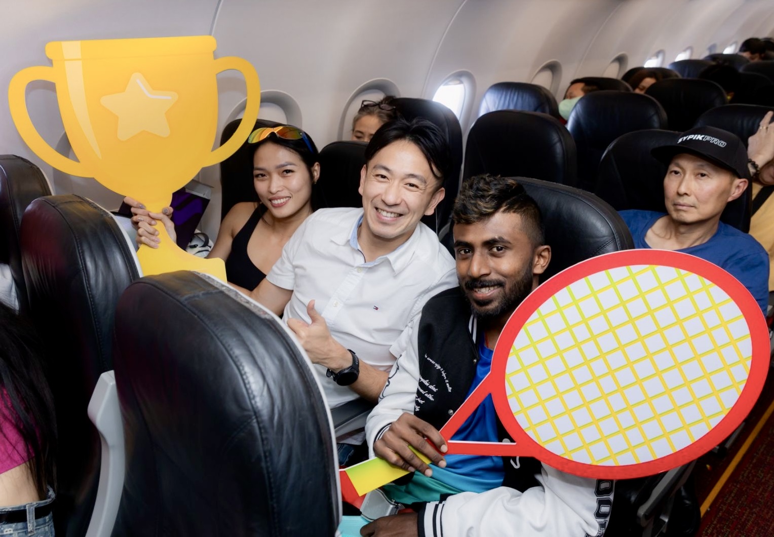 Một cặp đôi đến từ Nhật Bản, Chin & Lyn, chia sẻ họ sắp tham gia một giải marathon tại Việt Nam và xem chuyến bay hôm nay như “màn khởi động tinh thần thú vị nhất trước ngày thi đấu” - Ảnh: Vietjet