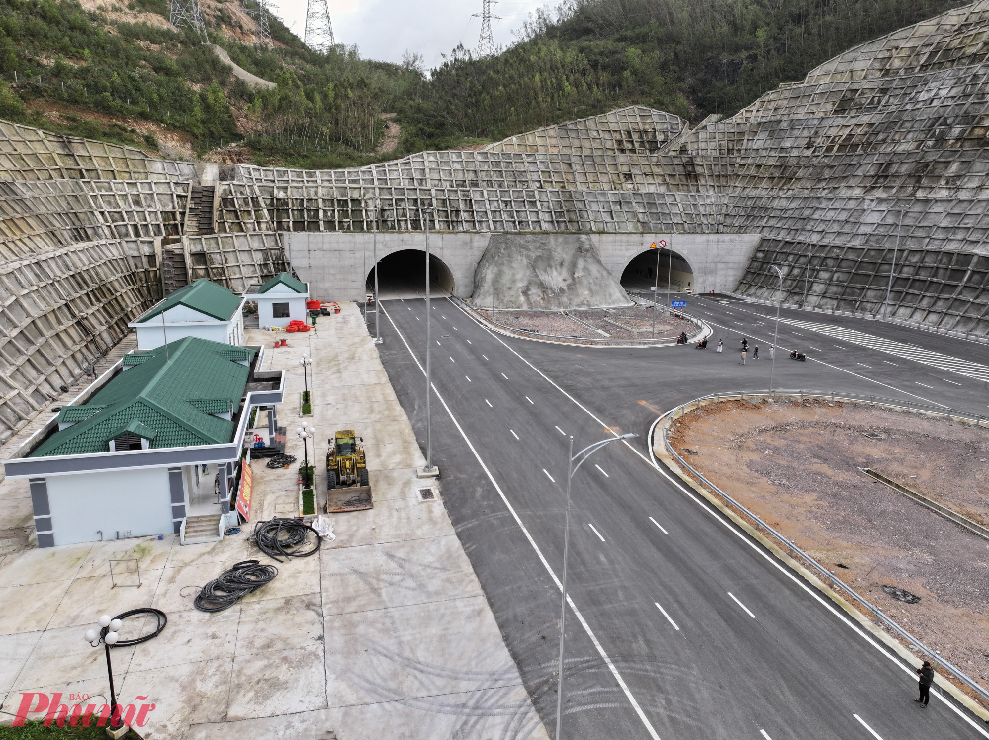 Điểm cuối cao tốc đoạn Hoài Nhơn - Quy Nhơn là hầm xuyên núi Sơn Triệu thuộc gói thầu 11-XL của tuyến cao tốc Quy Nhơn - Chí Thạnh đã cán đích vào tháng 6/2025, nhanh hơn 3 tháng so với hợp đồng - Ảnh: Tuệ Lâm. 