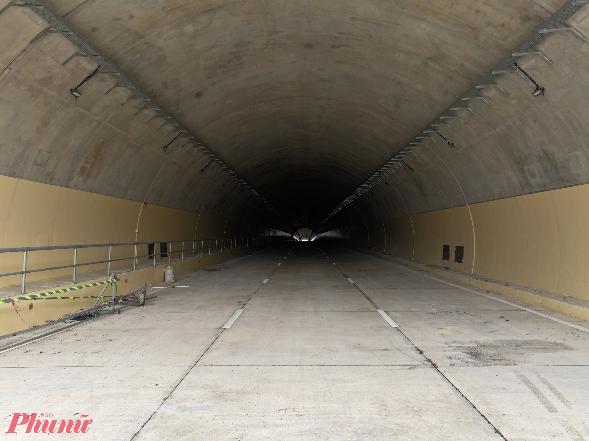 Tổng chiều dài hầm Sơn Triệu 960m, ống hầm phải có chiều dài 535m, ống hầm trái có chiều dài 600m.