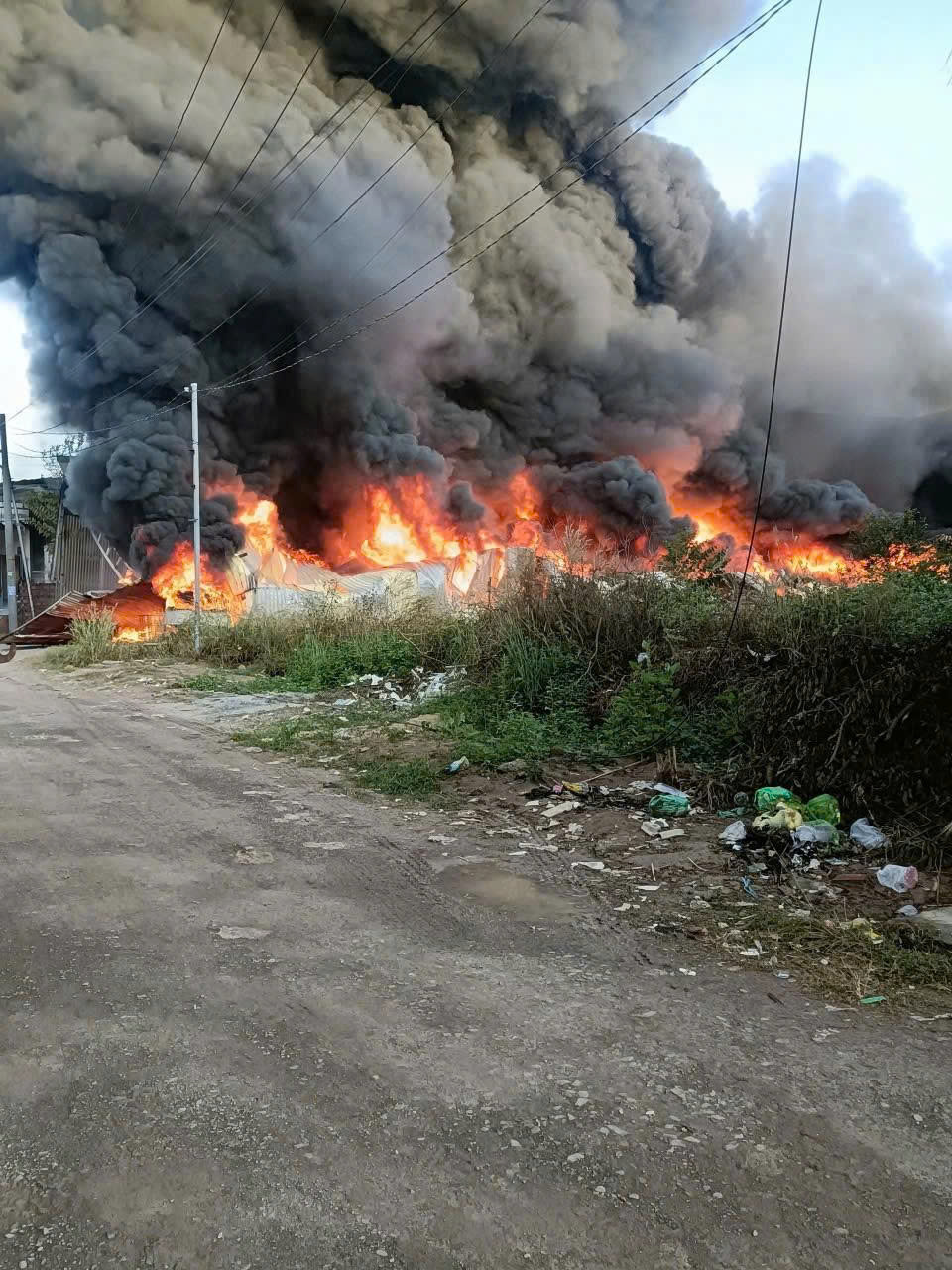 Khói, lửa cuồn cuộn bốc lên cao. Ảnh: Thanh Quang.