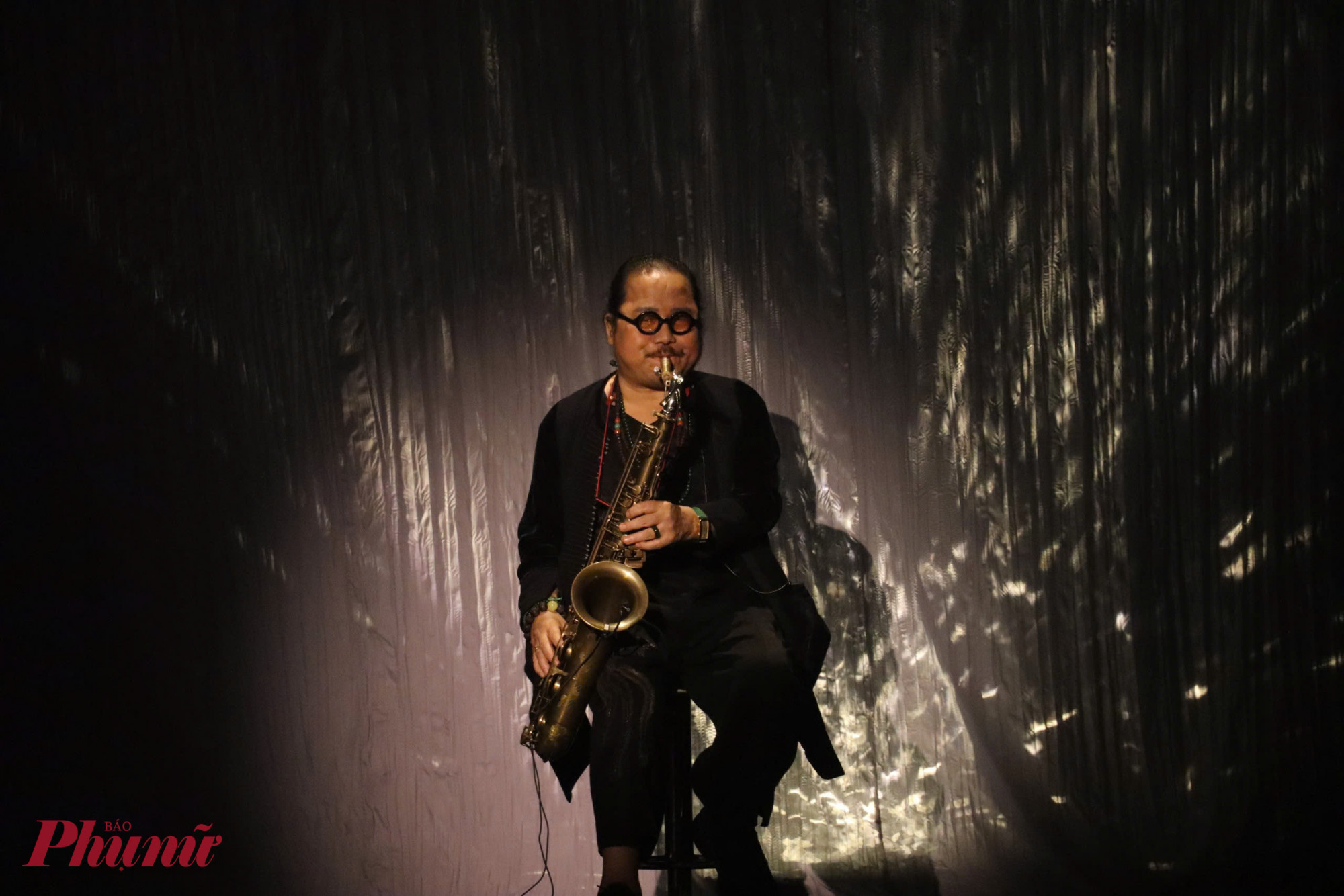 Nhạc sĩ Trần Mạnh Tuấn biểu diễn bài Một cõi đi về