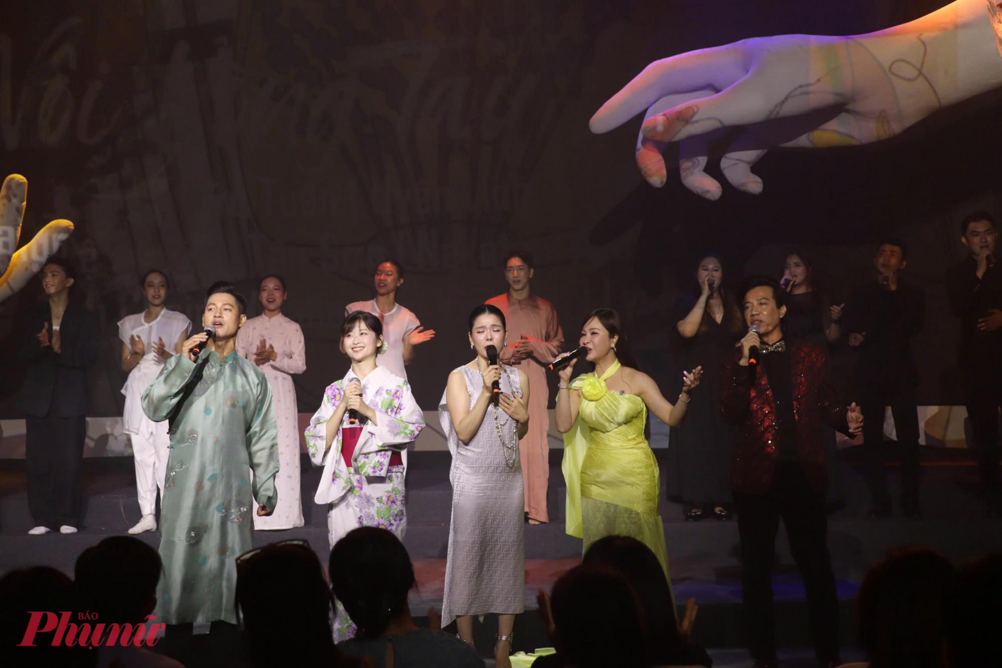 Các ca sĩ biểu diễn trong chương trình vào tối 14/12, tại TPHCM