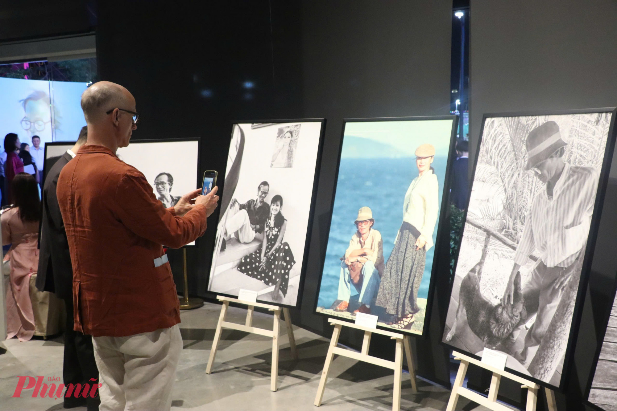 Khán giả tham quan triển lãm ảnh về nhạc sĩ Trịnh Công Sơn