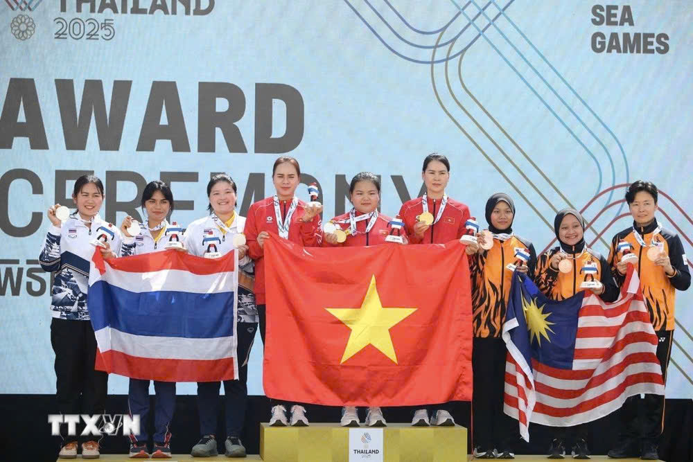 Các xạ thủ Trịnh Thu Vinh, Nguyễn Thùy Trang và Triệu Thị Hoa Hồng thi đấu xuất sắc, mang về tấm huy chương Vàng nội dung đồng đội 10m súng ngắn hơi nữ -Ảnh: Nguyên Khang/TTXVN 