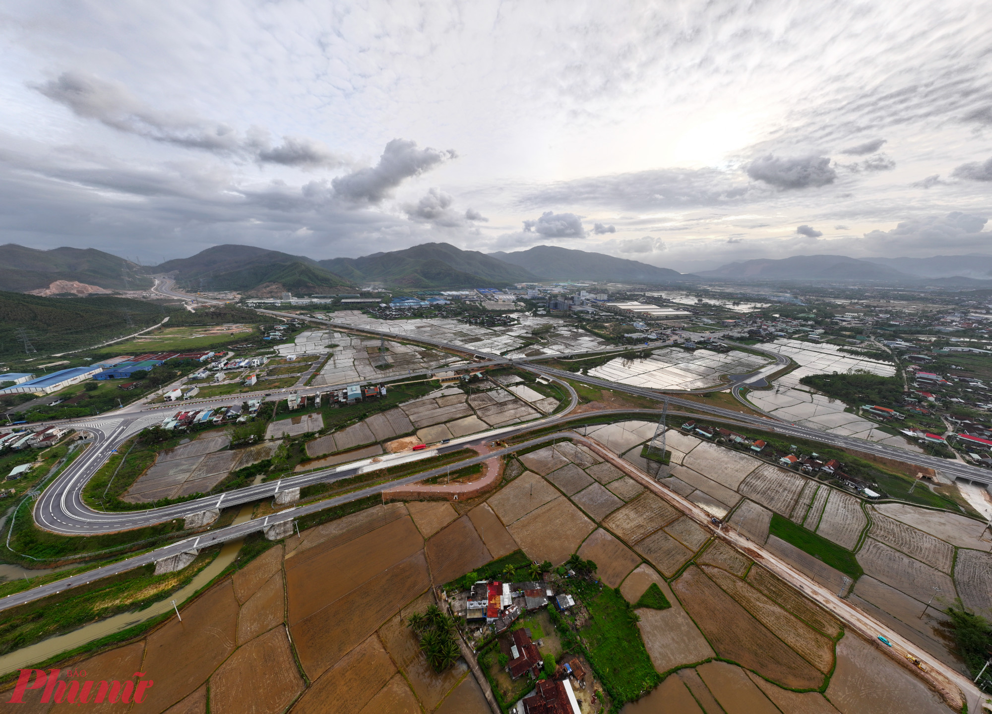 Đối với gói thầu số 11-XL từ Km0+00 – Km23+500, đơn vị thi công là Tổng công ty Xây dựng Trường Sơn đang khẩn trương khắc phục các khó khăn, huy động tối đa nhân lực, thiết bị, thi công cuốn chiếu phần thảm bê tông nhựa để hoàn thành đoạn tuyến đảm bảo chất lượng, tiến độ.