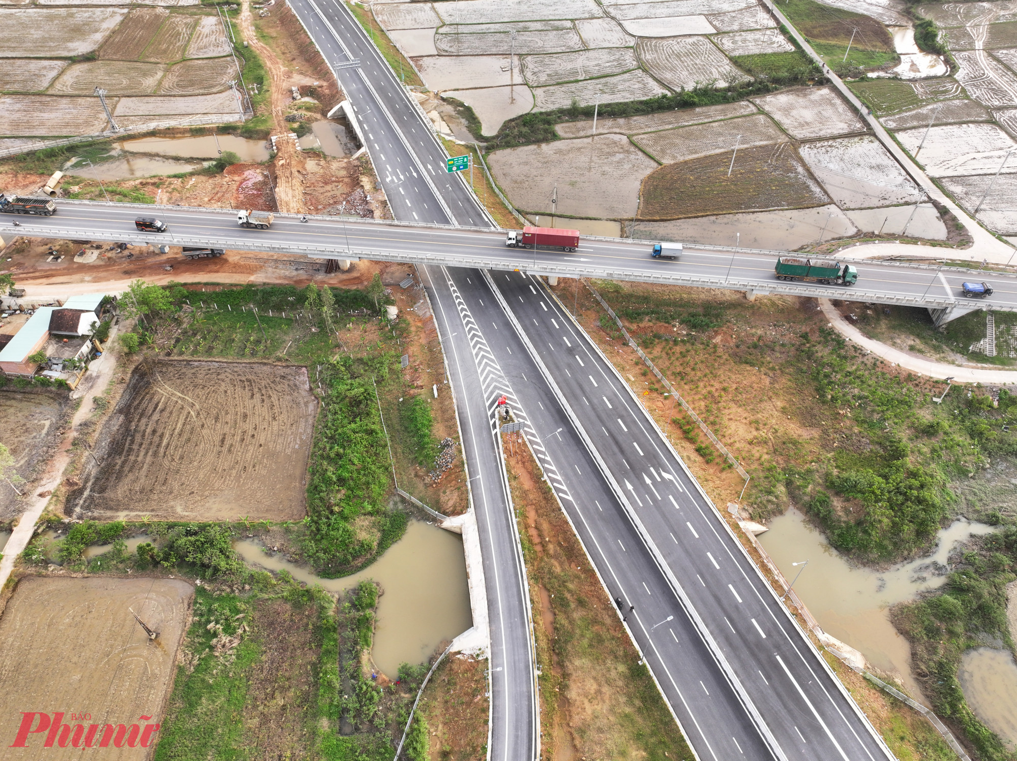 Toàn tuyến có 5 nút giao liên thông gồm: Nút giao với ĐT.629, nút giao Phù Mỹ, nút giao ĐT.634, nút giao QL.19B, nút giao QL.19.