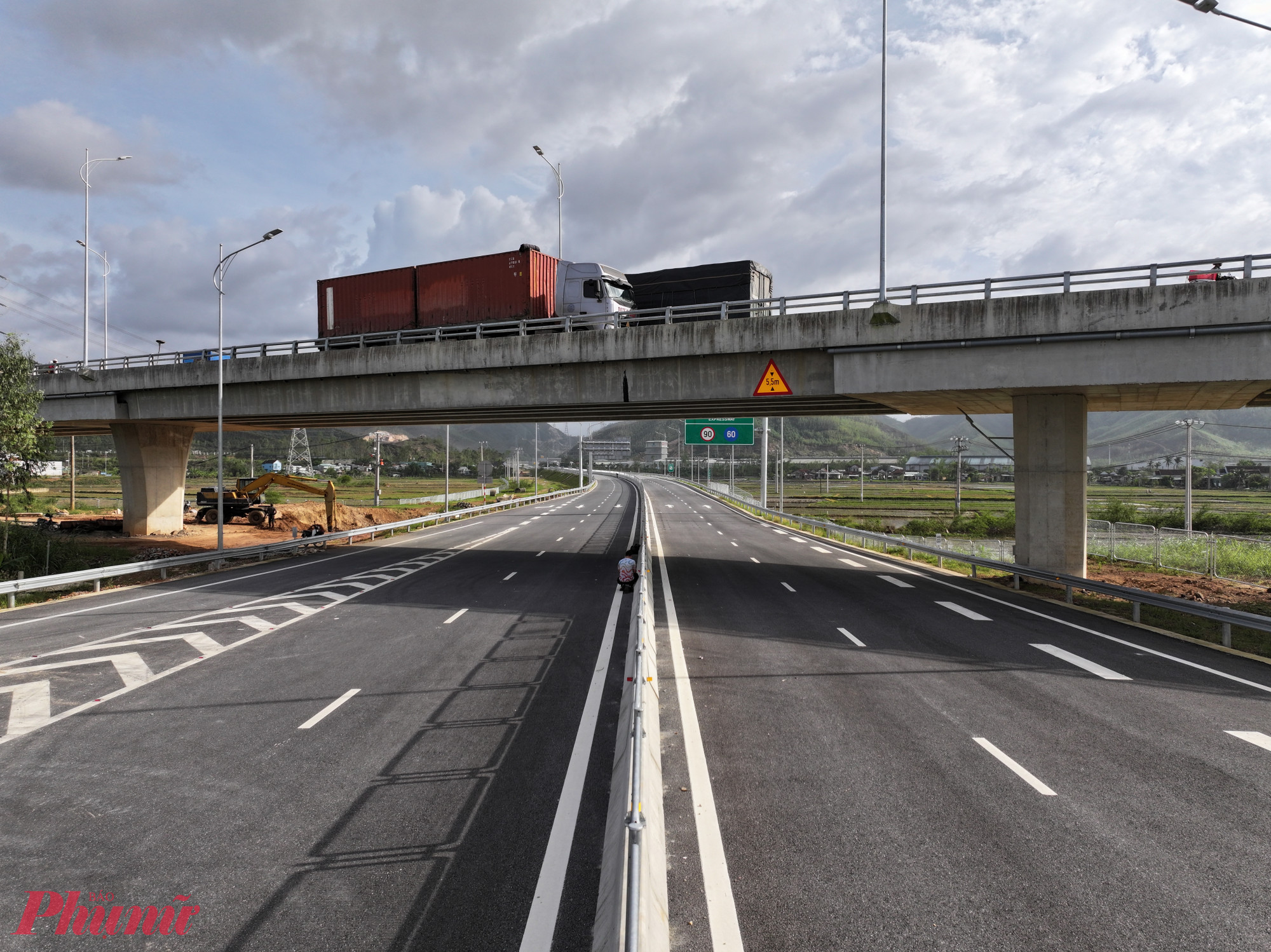 Thông tin từ chủ đầu tư cho biết, đến nay, gói thầu số 12-XL từ Km23+500 –Km70+091 do liên danh nhà thầu thi công đạt yêu cầu tiến độ. Đến nay, gói thầu đã cơ bản hoàn thành các công trình cầu, cống, hầm chui trên tuyến và các hạng mục nền, mặt đường và đã thi được phần lớn các hạng mục an toàn giao thông.