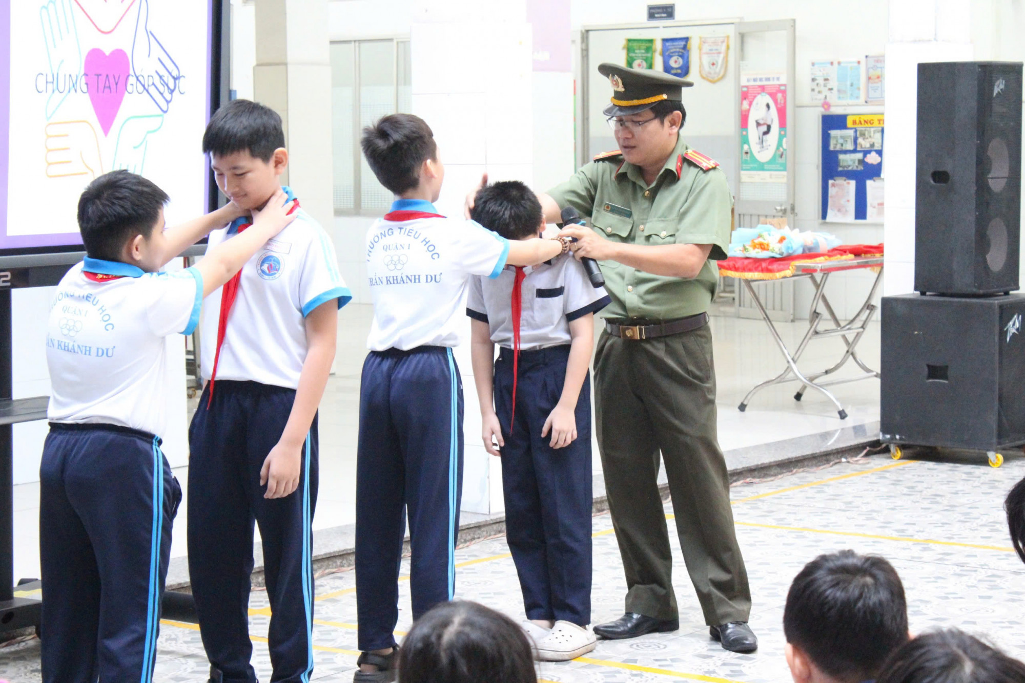 Trung tá đến từ Công an TP.HCM hướng dẫn học sinh các động tác tự vệ, các tư thế bảo vệ an toàn bản thân, có thể thoát khỏi tình huống nguy hiểm