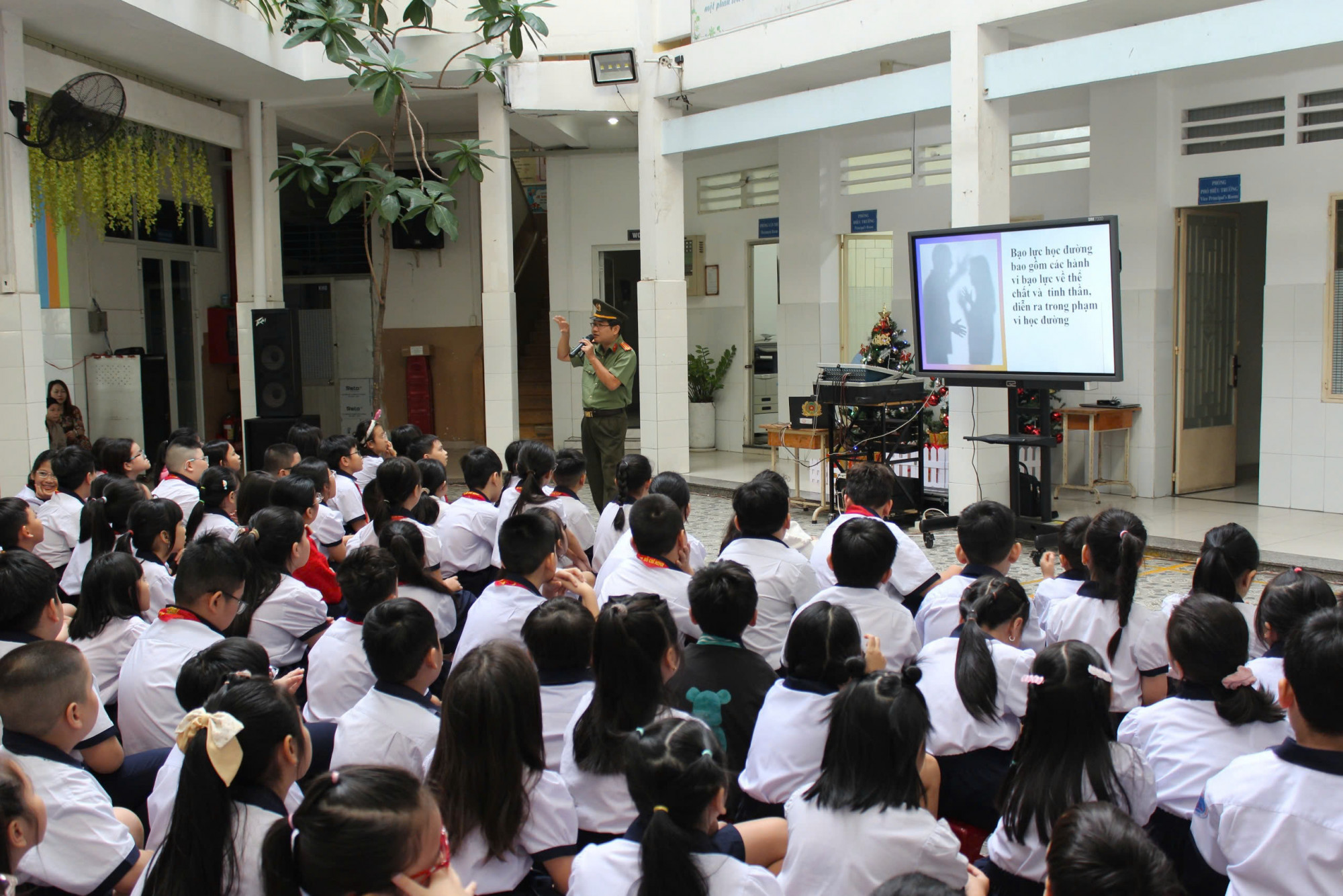 Trung tá Huỳnh Lê Minh Nhựt tại buổi nói chuyện, tuyên truyền pháp luật với các em học sinh sáng nay