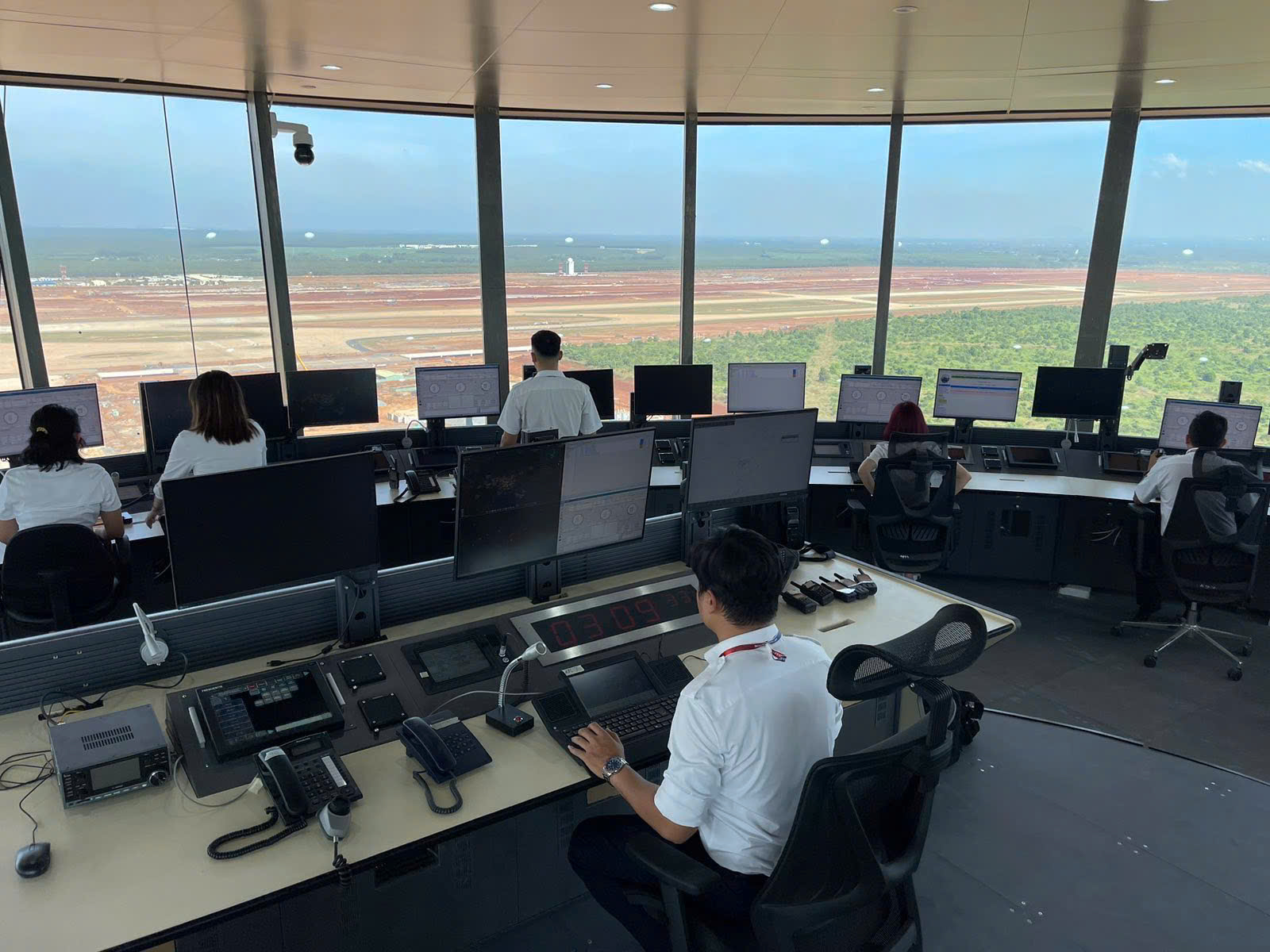Bên trong Đài kiểm soát không lưu sân bay Long Thành - Ảnh: VATM