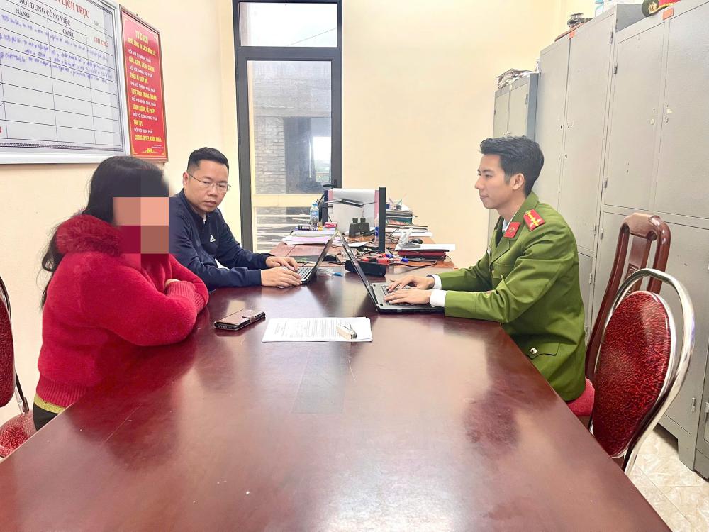 Người thân nạn nhân đến trình báo sự việc với Công an xã Kỳ Hoa - Ảnh công an cung cấp