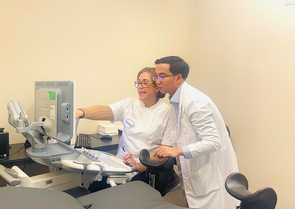 BS. Thái Doãn Minh - Trưởng Phòng khám Chẩn đoán tiền sản Bệnh viện Mỹ Đức trao đổi chuyên môn với chuyên gia y tế Bệnh viện Đại học Dexeus - Ảnh: MDU