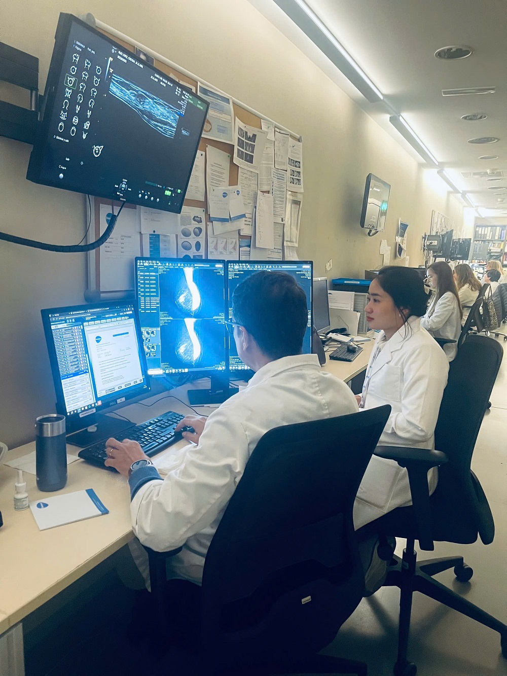 BSCKI. Phạm Thị Phương Anh -Trưởng khoa Chẩn đoán hình ảnh Bệnh viện Mỹ Đức Phú Nhuận trao đổi chuyên môn với chuyên gia y tế Bệnh viện Đại học Dexeus - Ảnh: MDU