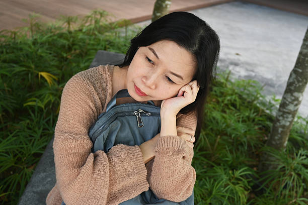 Phụ nữ tuổi 50 lo sợ điều gì? Nỗi sợ của phụ nữ tuổi 50 không chỉ là sợ nếp nhăn hay tóc bạc, mà là sợ mình không còn được nhìn nhận như một người phụ nữ đúng nghĩa (ảnh: Getty Images)