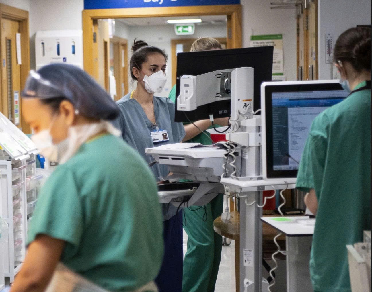 Các chuyên gia cho biết tình trạng quá tải tại các khoa cấp cứu tại Anh khiến nhiều bệnh nhân phải tạm thời ở hành lang và làm gia tăng sự lây lan của virus cúm - Ảnh: Guardian