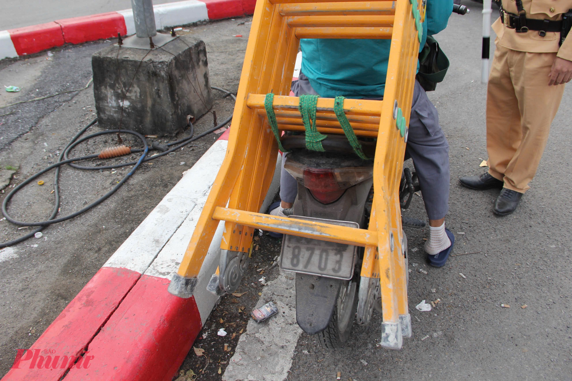 Hệ thống camera AI kịp thời phát hiện một chiếc xe che khuất biển số, thông tin đến tổ công tác làm nhiệm vụ trên nút Ô Chợ Dừa. CSGT kịp thời dừng phương tiện để xử lý.