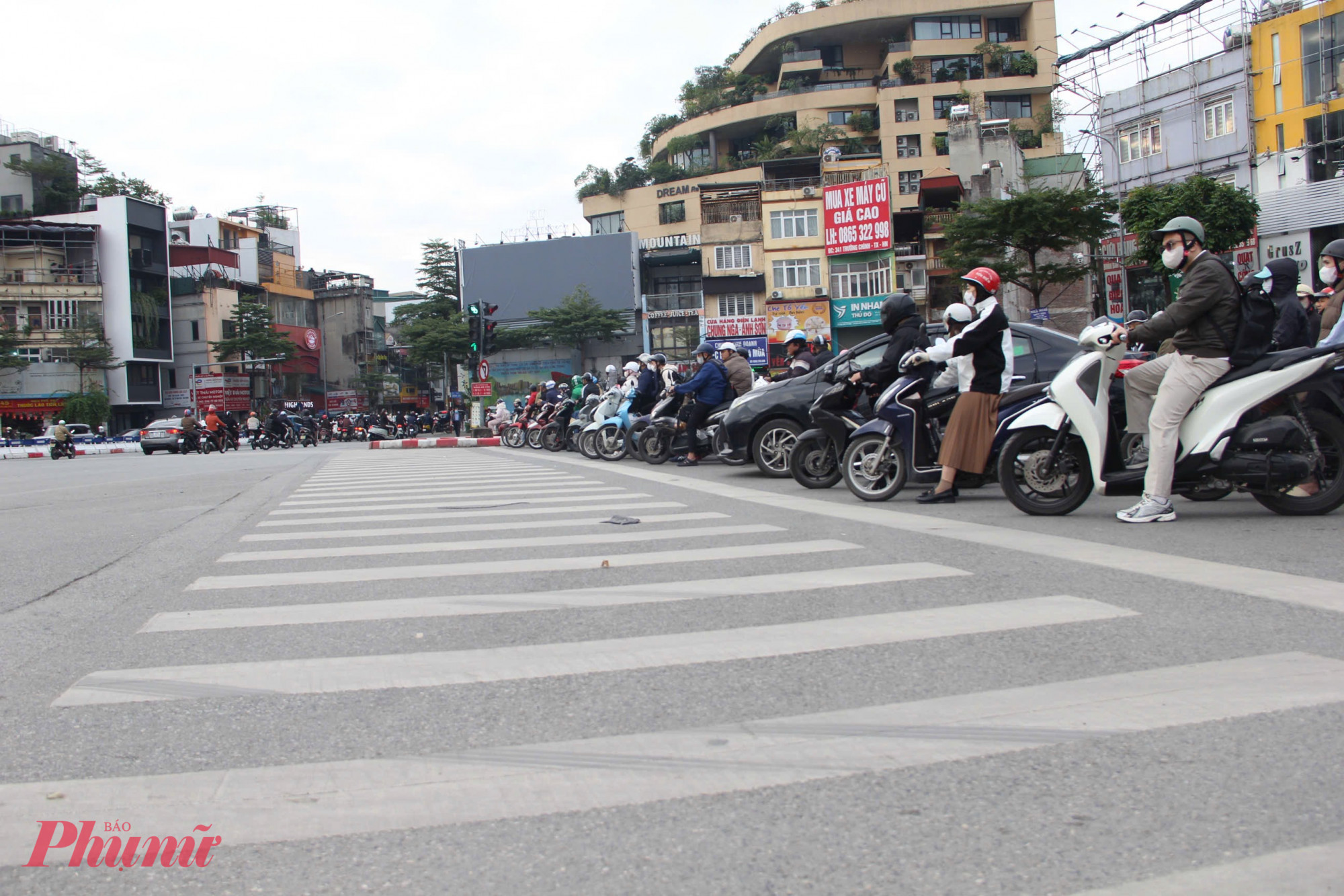 Tại nút giao Ô Chợ Dừa - Tôn Đức Thắng - Đê La Thành, các phương tiện dừng chờ đèn đỏ ngay ngắn trước vạch.