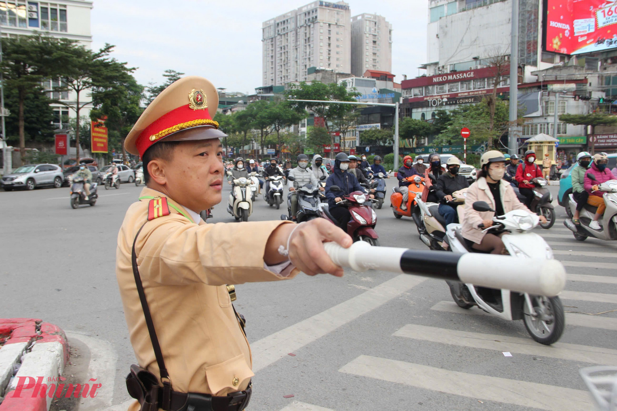 Đại diện Đội Cảnh sát giao thông đường bộ số 3 (Phòng Cảnh sát giao thông - Công an thành phố Hà Nội) cho biết, từ khi áp dụng hệ thống camera AI, tình trạng ùn tắc và vi phạm trật tự an toàn giao thông tại các ngã tư để giảm đáng kể, ý thức chấp hành của người dân được nâng cao.