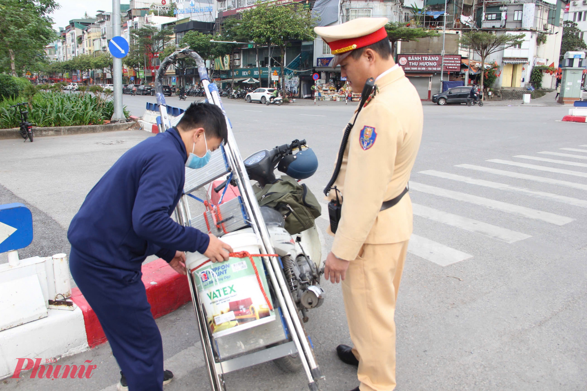 Ngoài chức năng tự động ghi nhận vi phạm, hệ thống camera AI còn phát cảnh báo đối với các hành vi như chở hàng cồng kềnh, che biển số… Sau đó, Trung tâm thông tin chỉ huy thông tin đến tổ công tác làm nhiệm vụ chuyên tuyến dừng kiểm tra và xử lý.