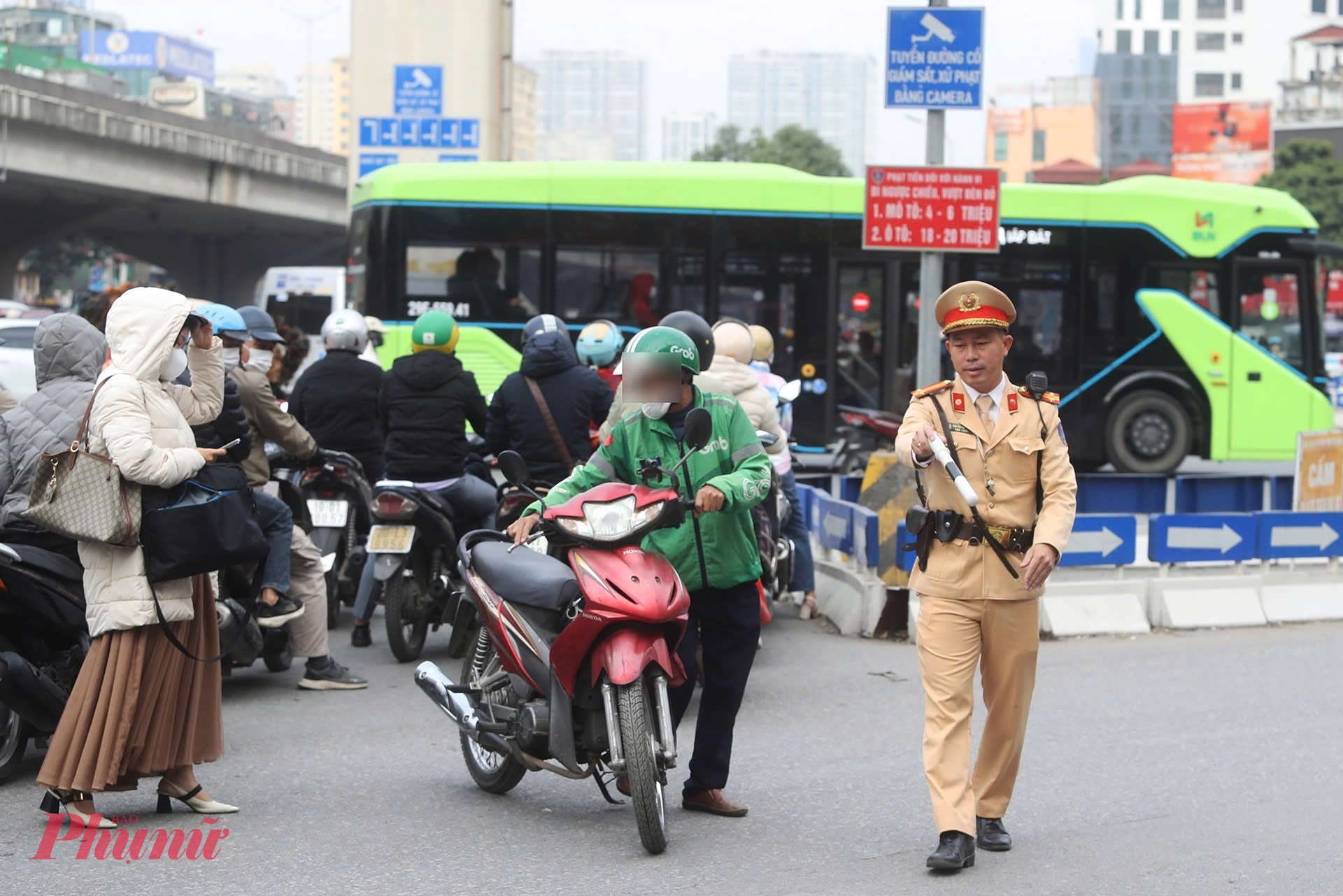 Điển hình như tài xế T.Đ.C. (SN 1967, trú tại Hà Nội) điều khiển xe máy mang BKS 30XX-6589, đã bị tổ CSGT Đội CSGT đường bộ số 7 phát hiện dùng khẩu trang để che biển số.