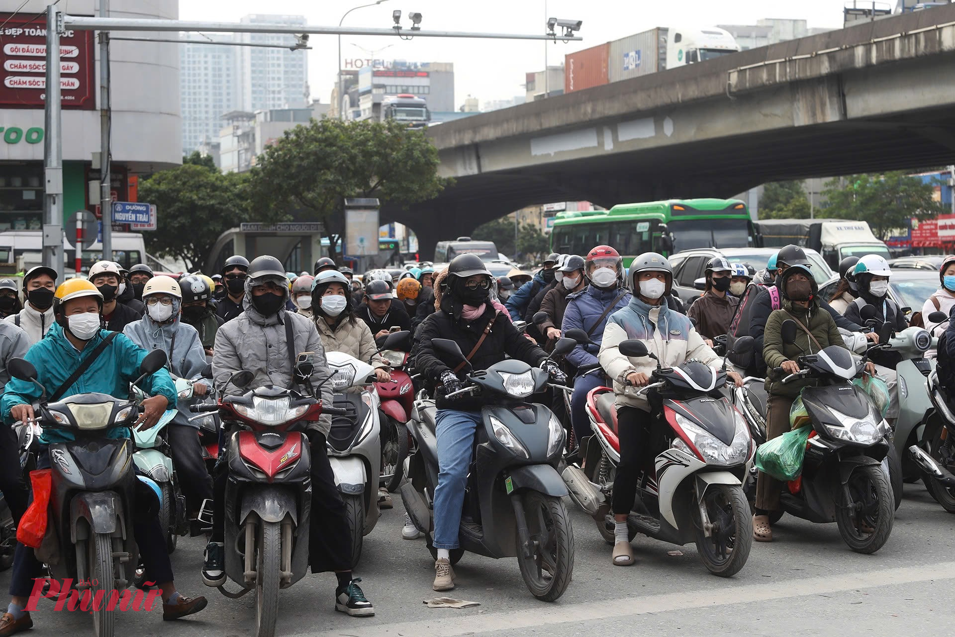 người điều khiển ô tô, xe máy dừng chờ đúng vạch, không còn tình trạng chen lấn hoặc cố tình vượt lên trước vạch dừng như trước đây.