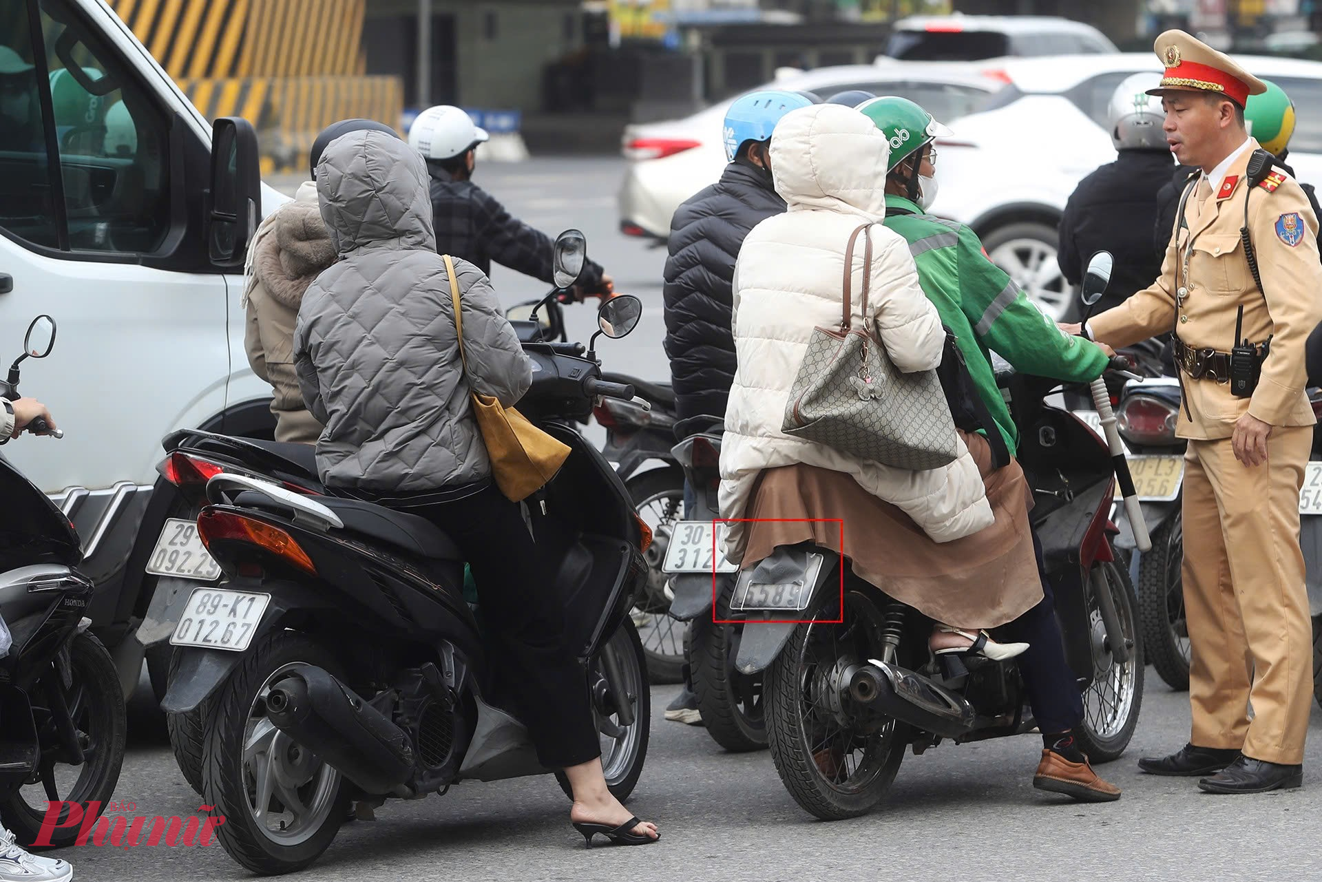 Tuy nhiên một số bộ phận nhỏ người dân vẫn cố tình vi phạm. Khi bị lực lượng chức năng xử lý, họ đưa ra lý do che biển do sợ phạt nguội từ Camera Ai hay đông phương tiện nên leo vỉa hè cho nhanh.