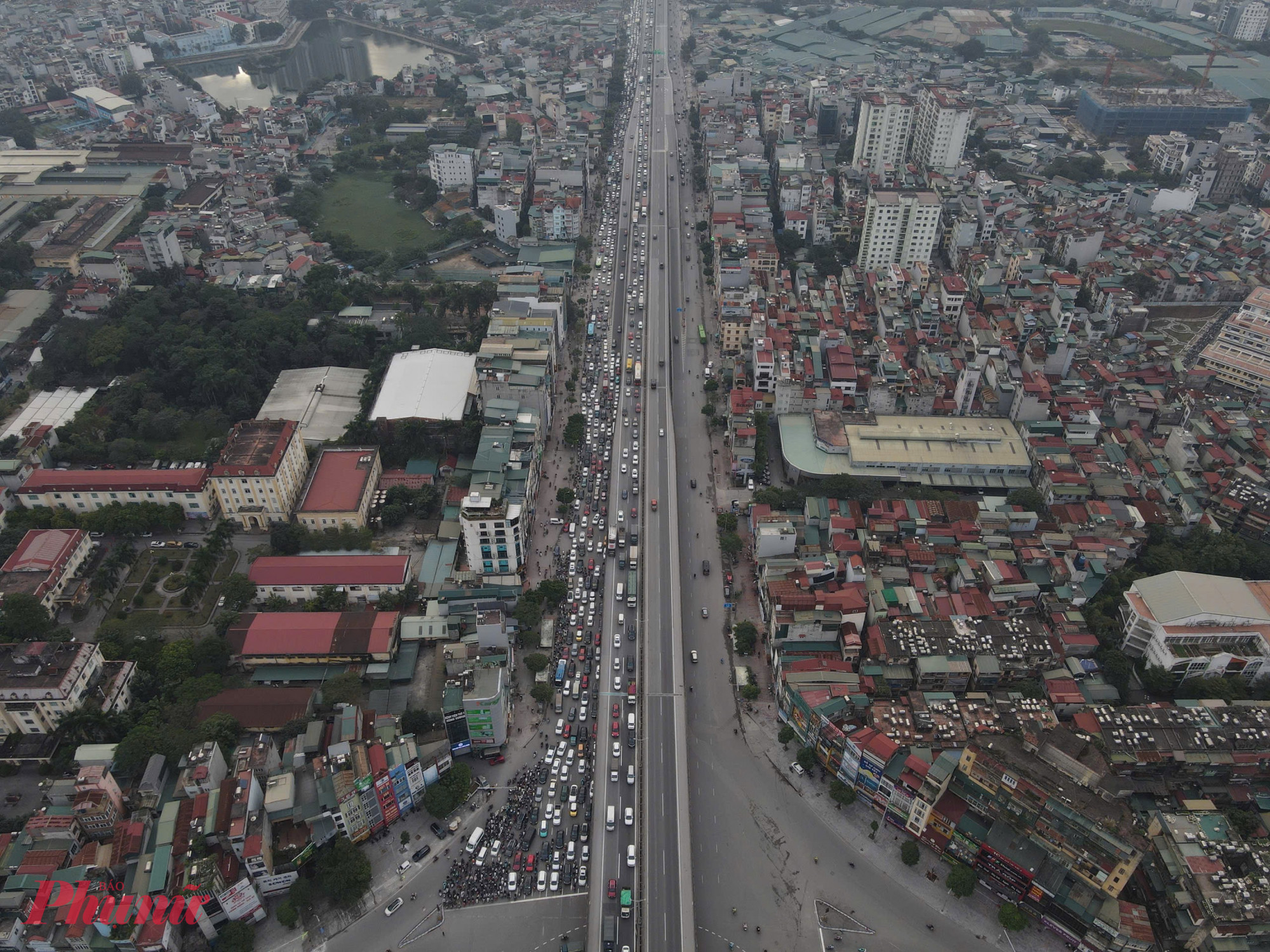 Chính thức đi vào vận hành từ ngày 13-12 vừa qua, Trung tâm điều khiển giao thông Hà Nội và hệ thống camera AI được kỳ vọng sẽ làm thay đổi cơ bản ý thức của người dân khi tham gia giao thông, từ đó sẽ góp phần đảm bảo trật tự, văn minh đô thị; đồng thời sẽ mang lại hiệu quả tích cực trong việc giải quyết ùn tắc giao thông tại 195 nút giao thông trên địa bàn Thủ đô.
