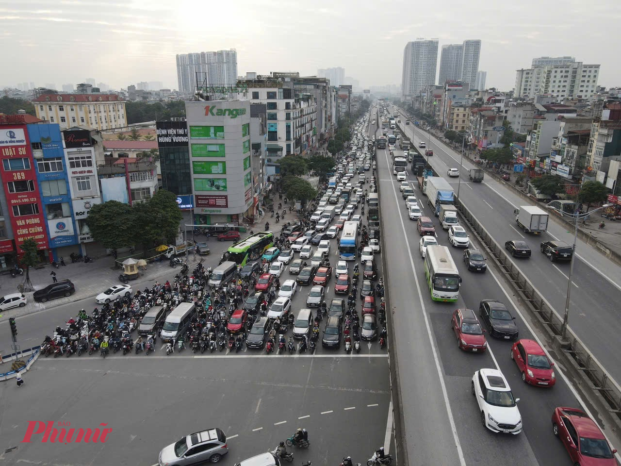 người tham gia giao thông dừng chờ đèn đỏ ngay ngắn trước vạch, đường phố thông thoáng hơn.
