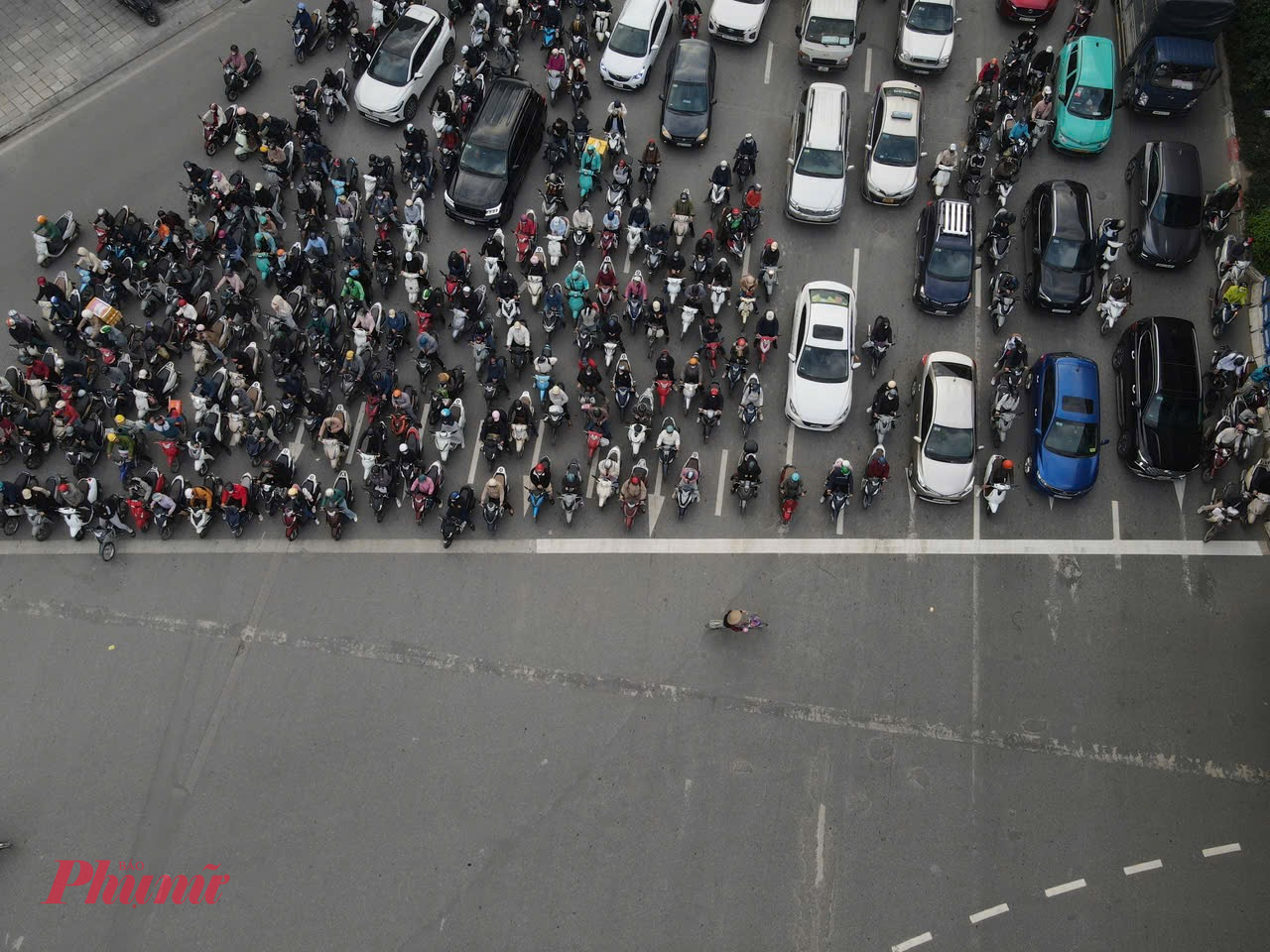 Tại nút giao Nguyễn Trãi - Khuất Duy Tiến, dòng phương tiện dừng chờ đèn đỏ thẳng như kẻ chỉ.