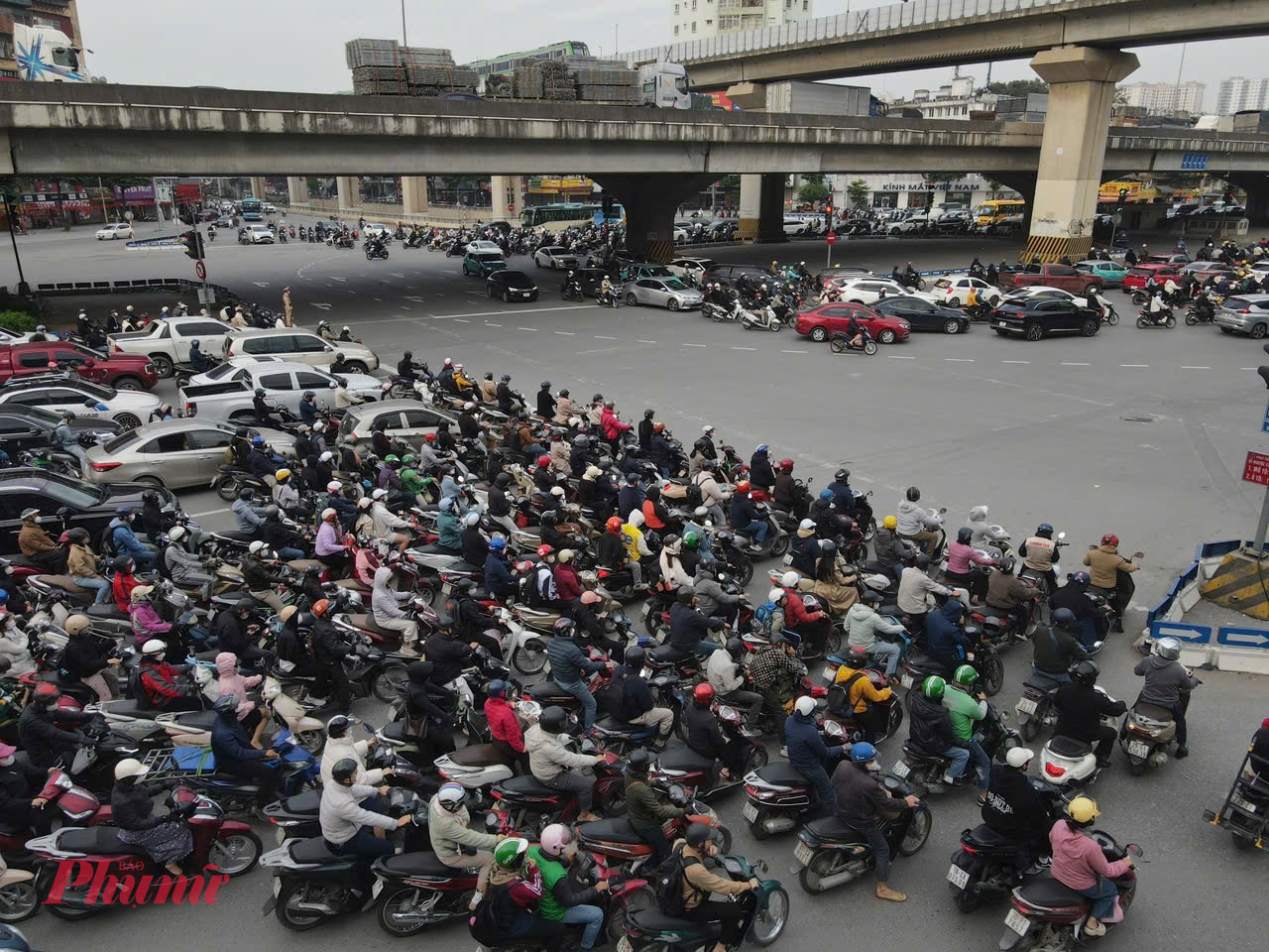 Ghi nhận trong sáng 15/12, bước sang ngày thứ 3 hơn 1.800 camera tích hợp trí tuệ nhân tạo (AI) hoạt động tại Hà Nội, ý thức của người tham gia giao thông đã có những chuyển biến rõ rệt. 